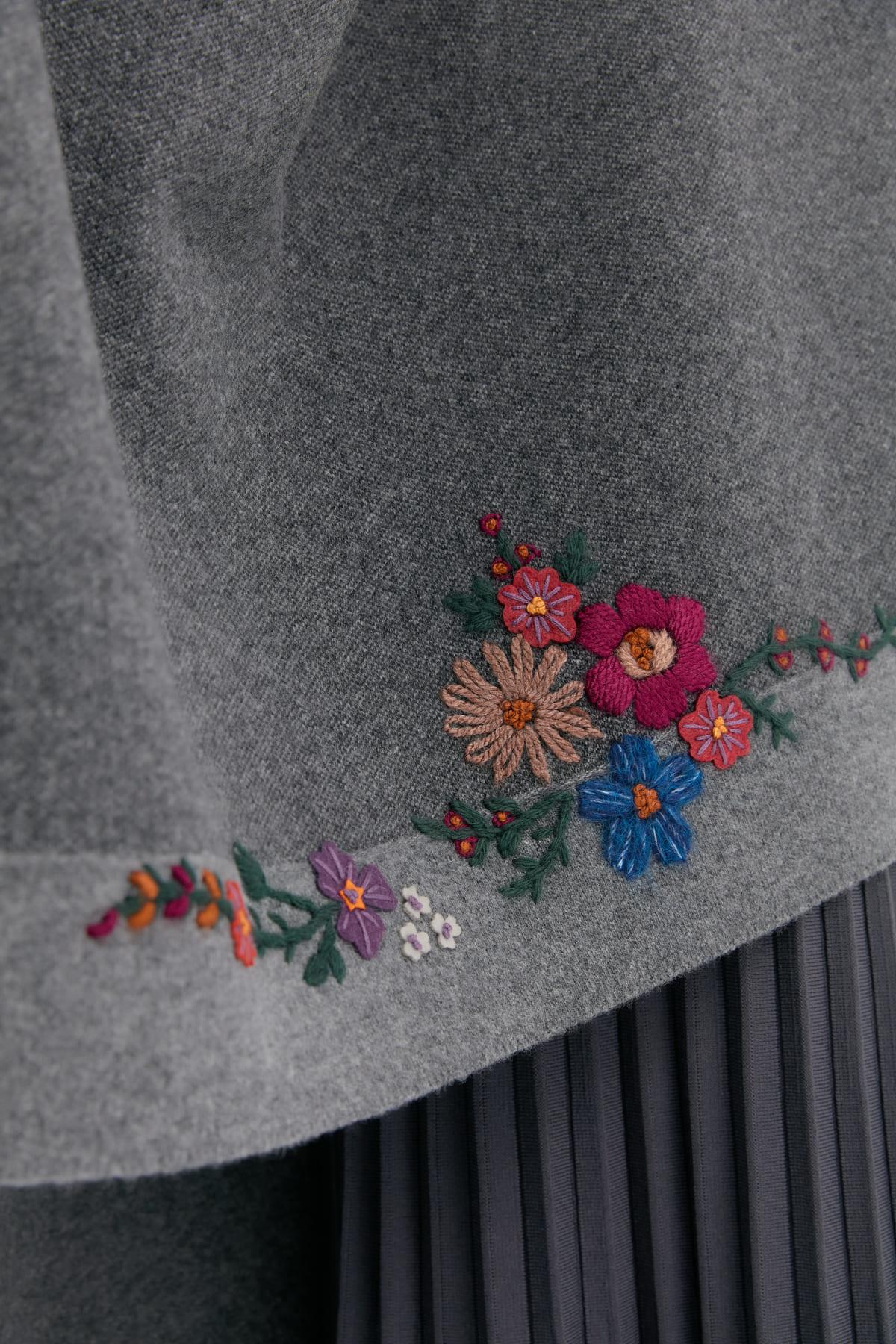 24053Kadın İki Kenarı Çiçek İşlemeli Yün Şal Füme