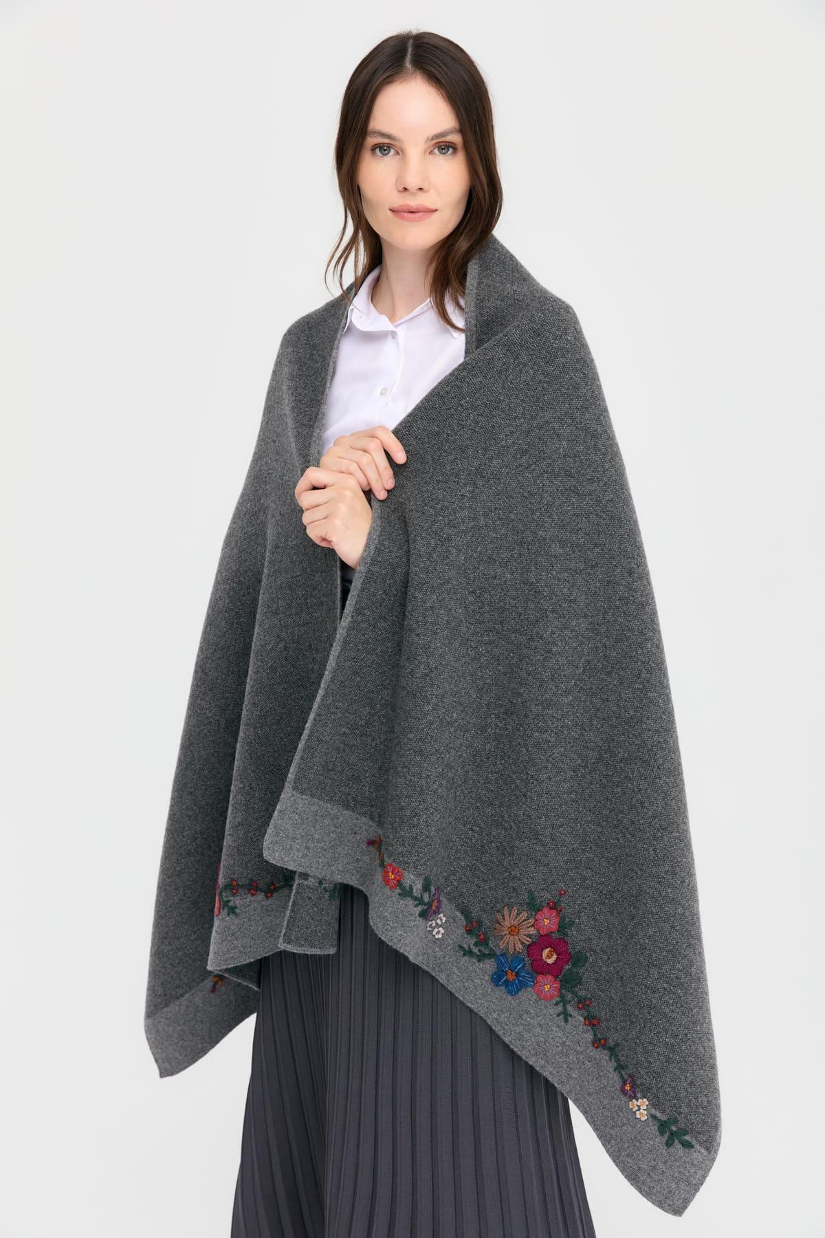 24053Kadın İki Kenarı Çiçek İşlemeli Yün Şal Füme