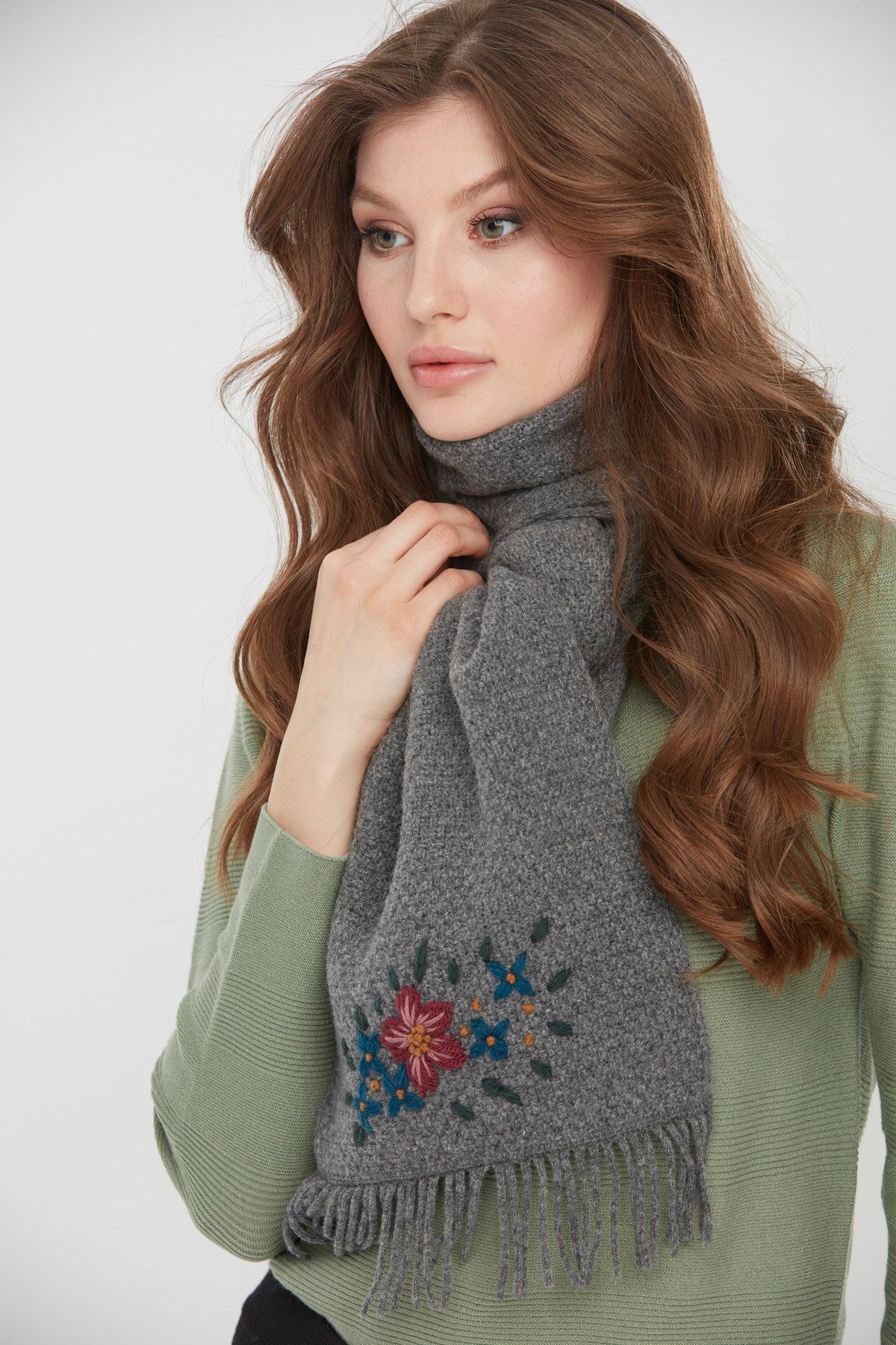 22029Kadın İşlemeli Yün Atkı Füme