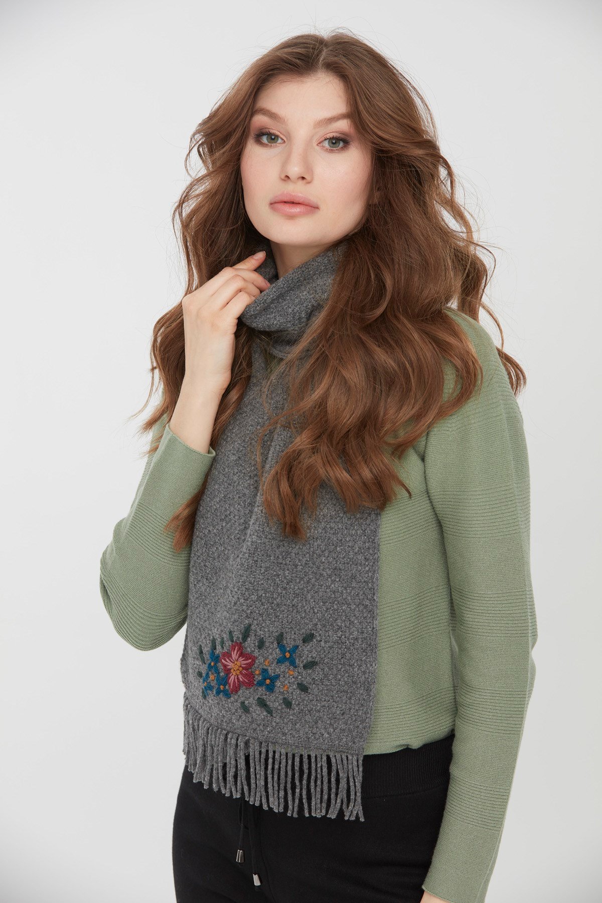 22029Kadın İşlemeli Yün Atkı Füme