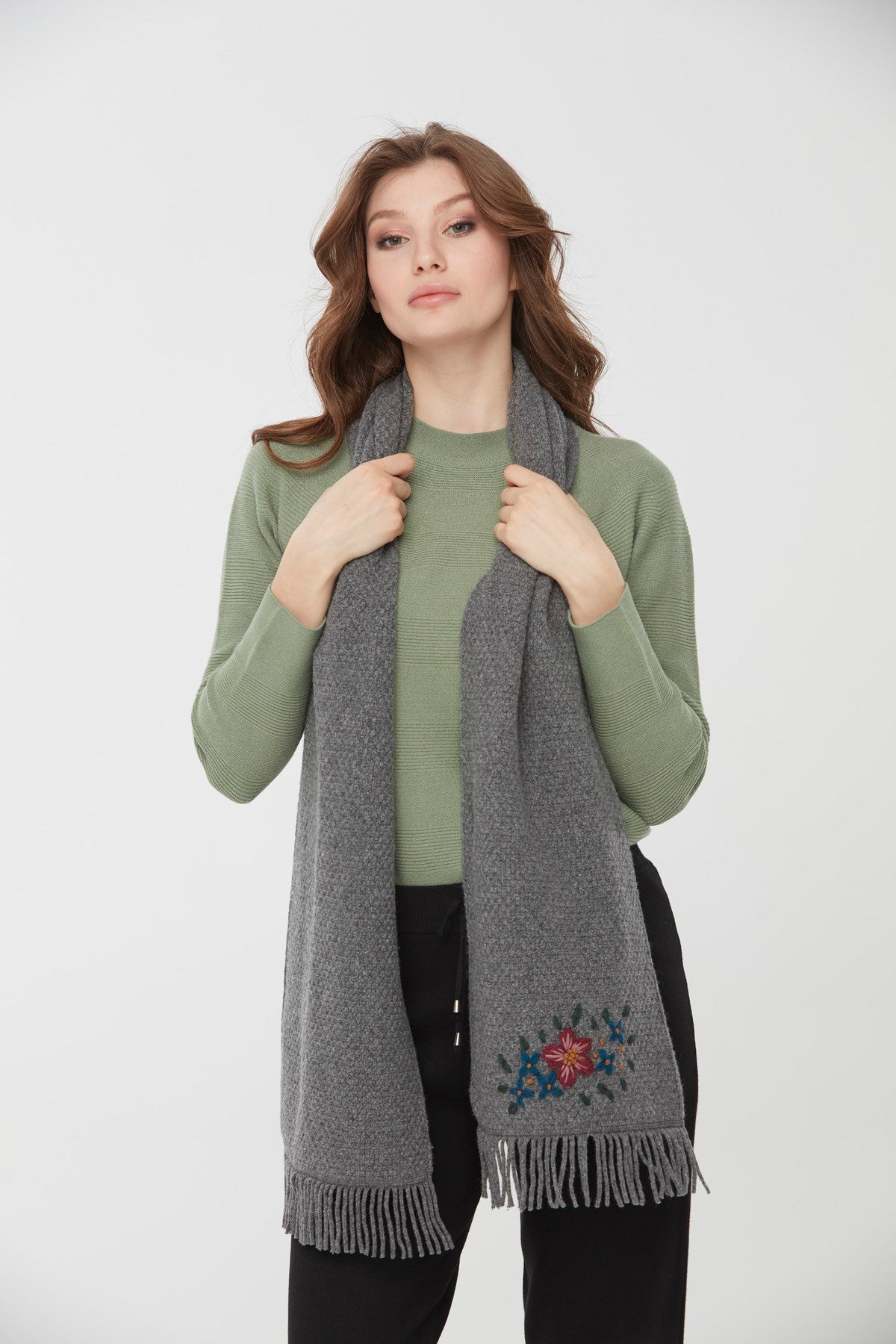 22029Kadın İşlemeli Yün Atkı Füme