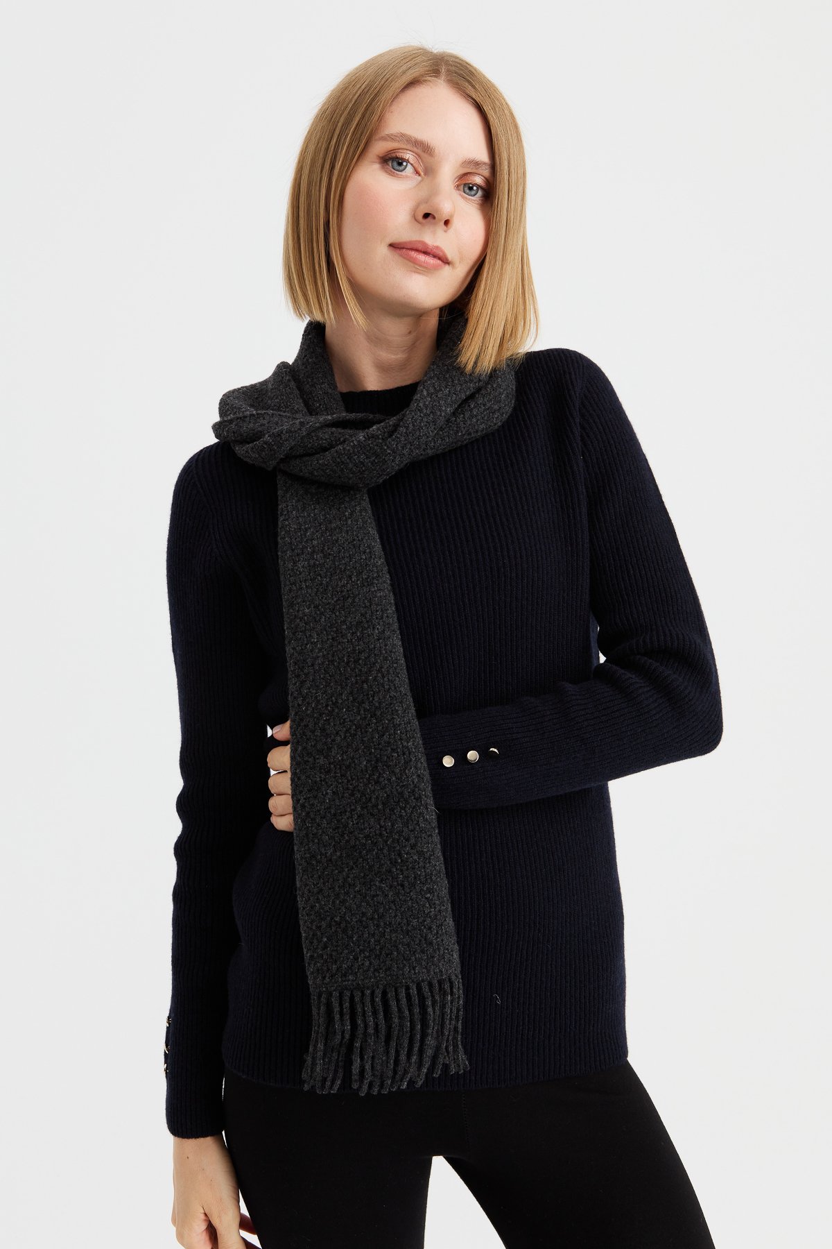 22029Kadın İşlemeli Yün Atkı K.Füme