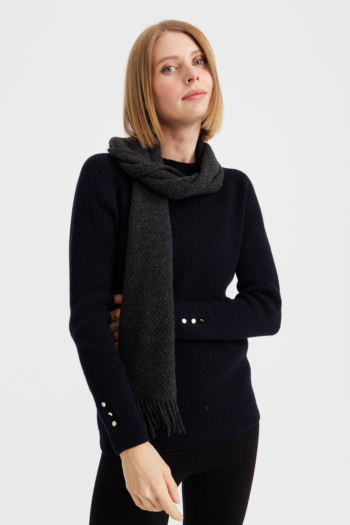 22029Kadın İşlemeli Yün Atkı K.Füme