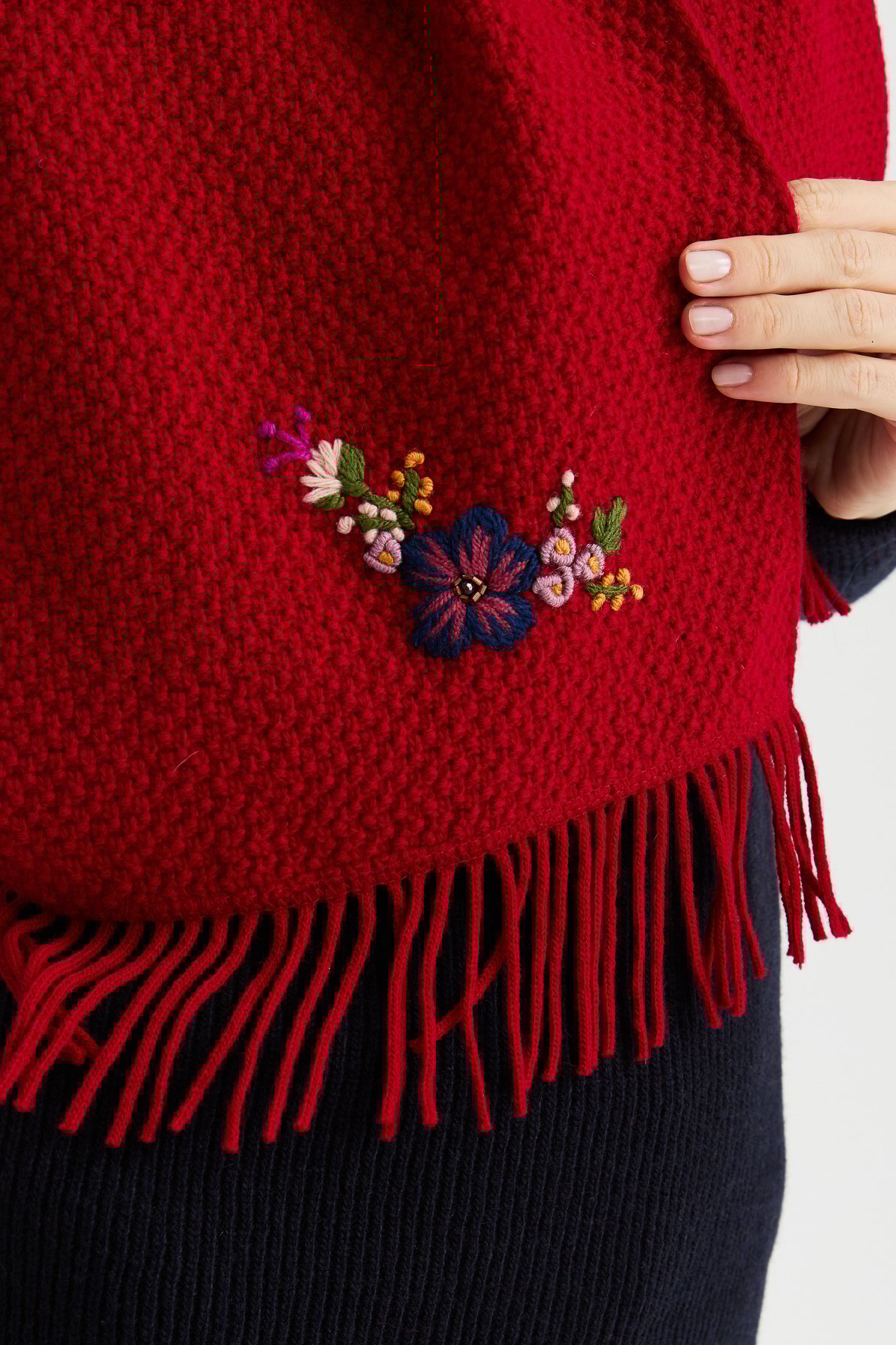 22029Kadın İşlemeli Yün Atkı K.Kırmızı