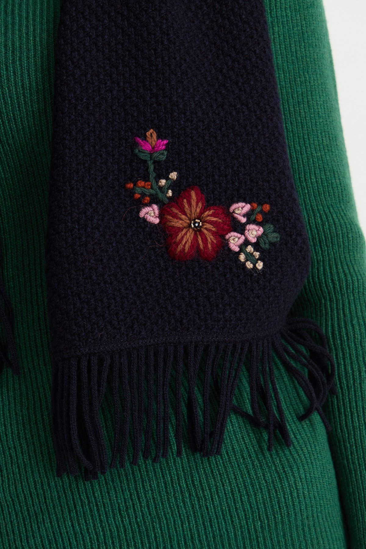 22029Kadın İşlemeli Yün Atkı K.Lacivert