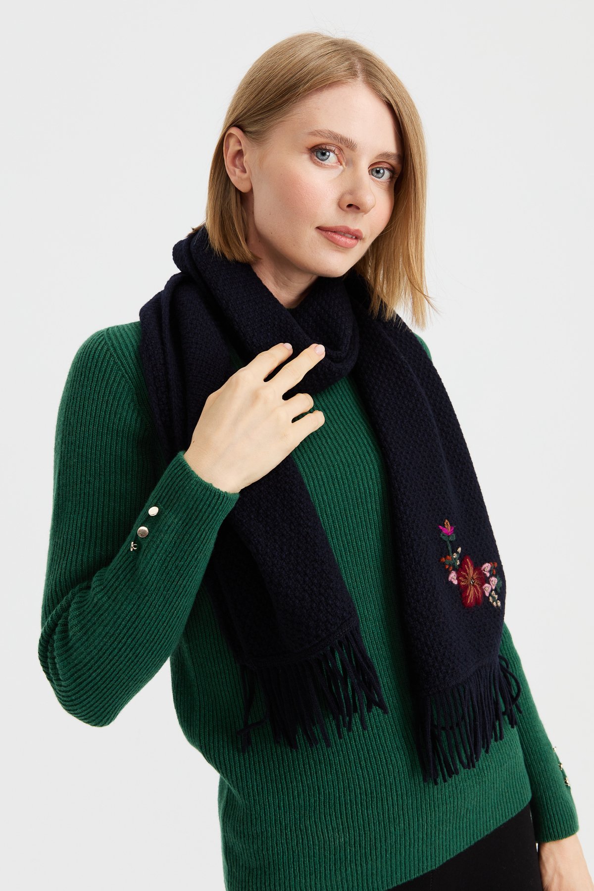 22029Kadın İşlemeli Yün Atkı K.Lacivert