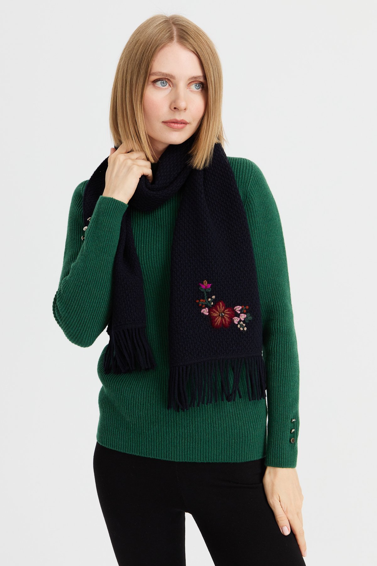 22029Kadın İşlemeli Yün Atkı K.Lacivert