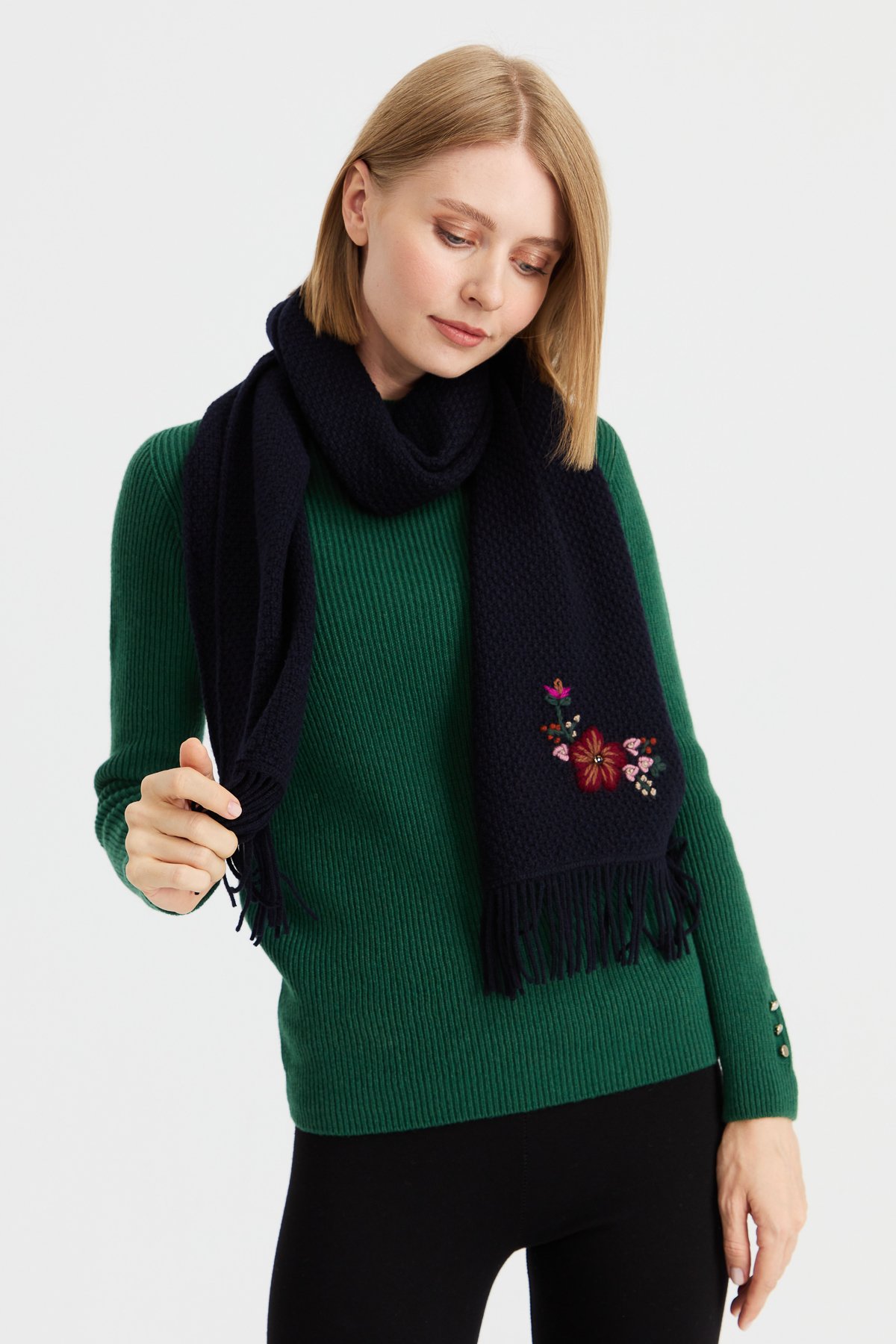 22029Kadın İşlemeli Yün Atkı K.Lacivert