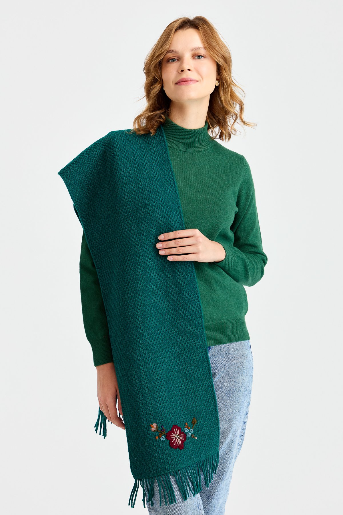 22029Женский шерстяной шарф с вышивкой зеленый