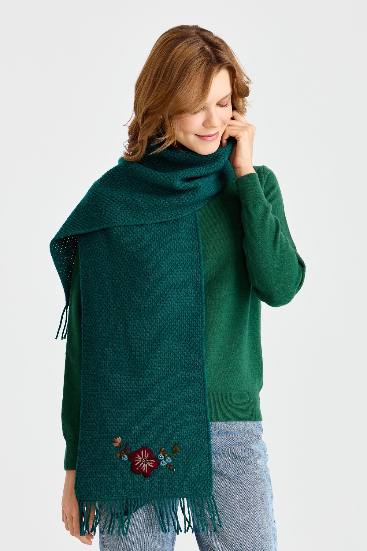 22029Женский шерстяной шарф с вышивкой зеленый