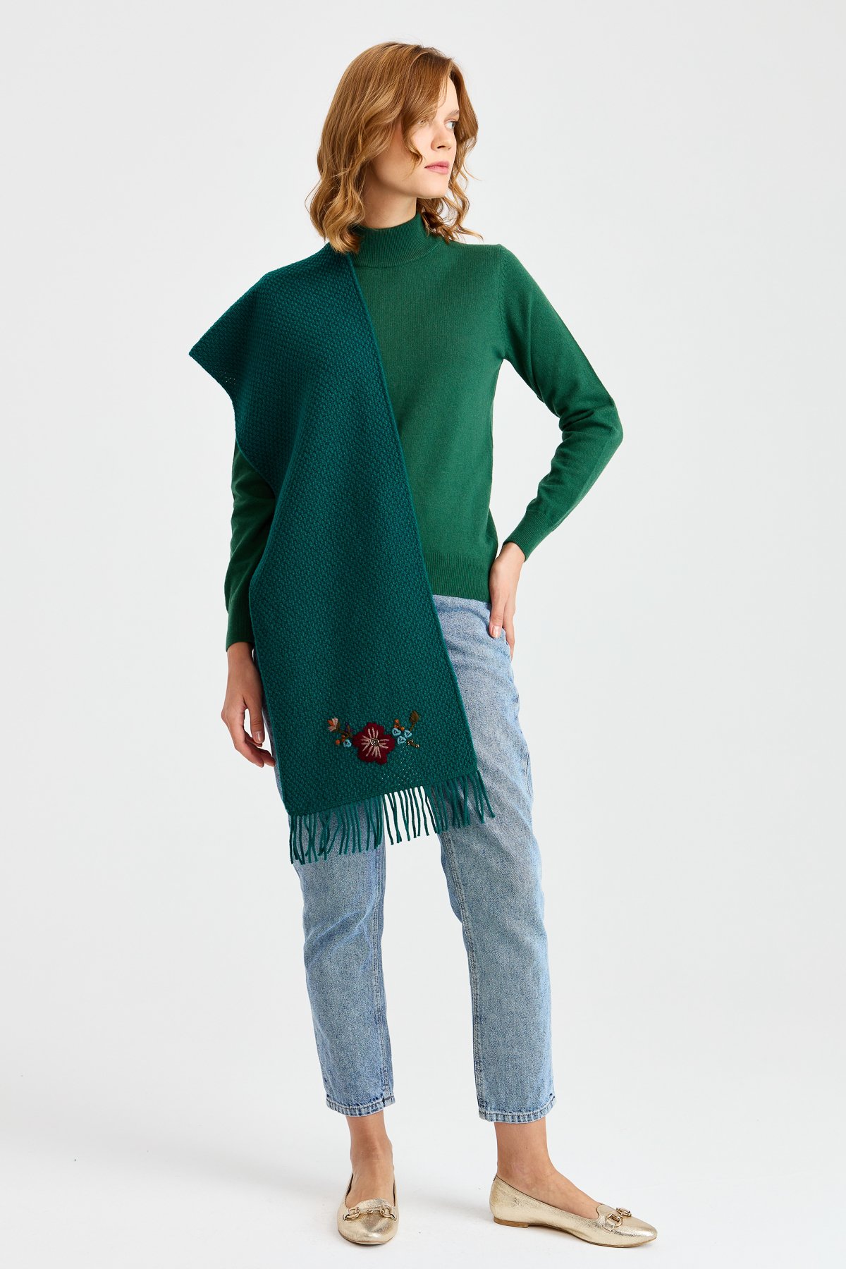 22029Женский шерстяной шарф с вышивкой зеленый