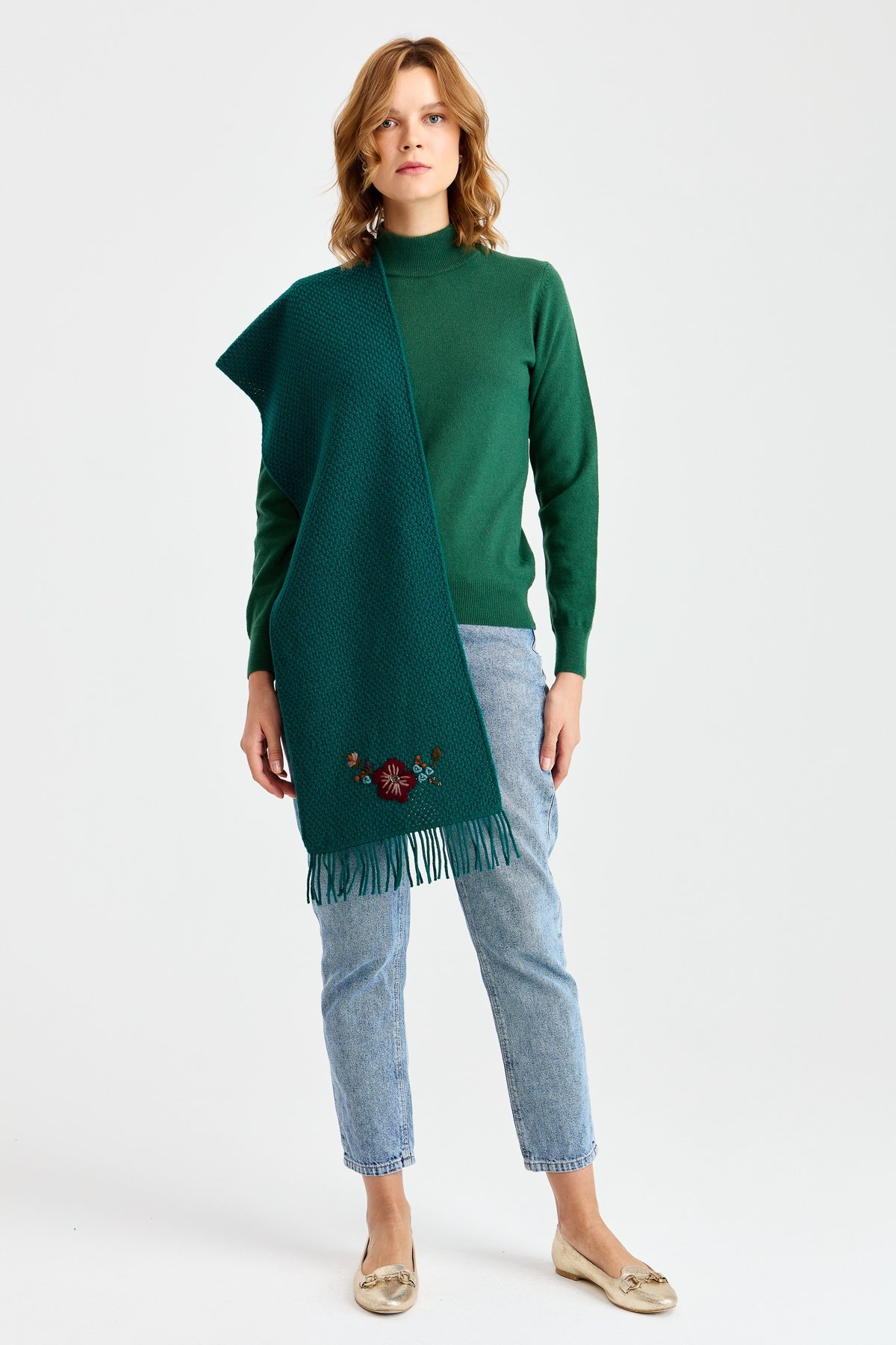 22029Женский шерстяной шарф с вышивкой зеленый