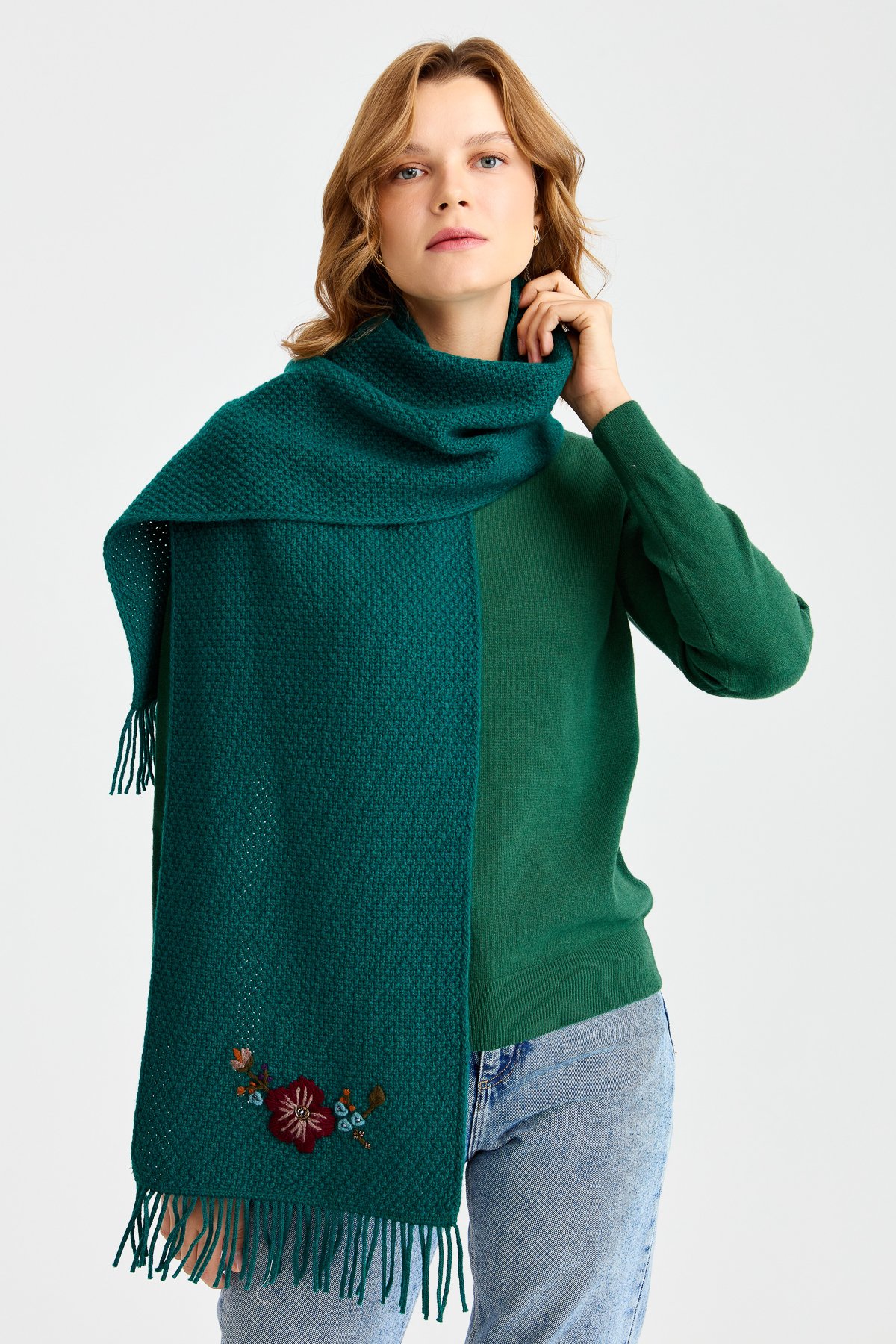 22029Женский шерстяной шарф с вышивкой зеленый