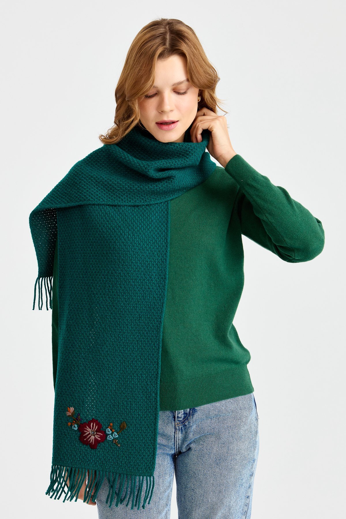 22029Женский шерстяной шарф с вышивкой зеленый