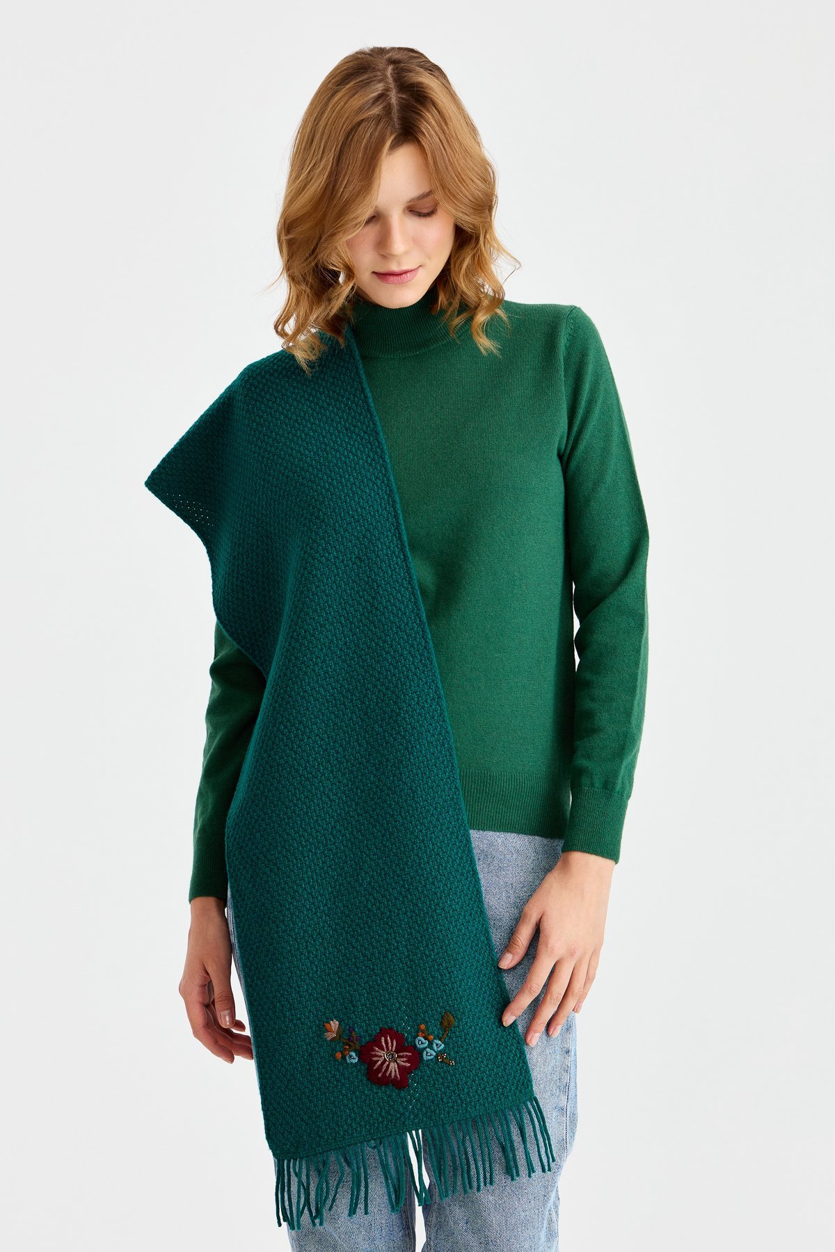 22029Женский шерстяной шарф с вышивкой зеленый