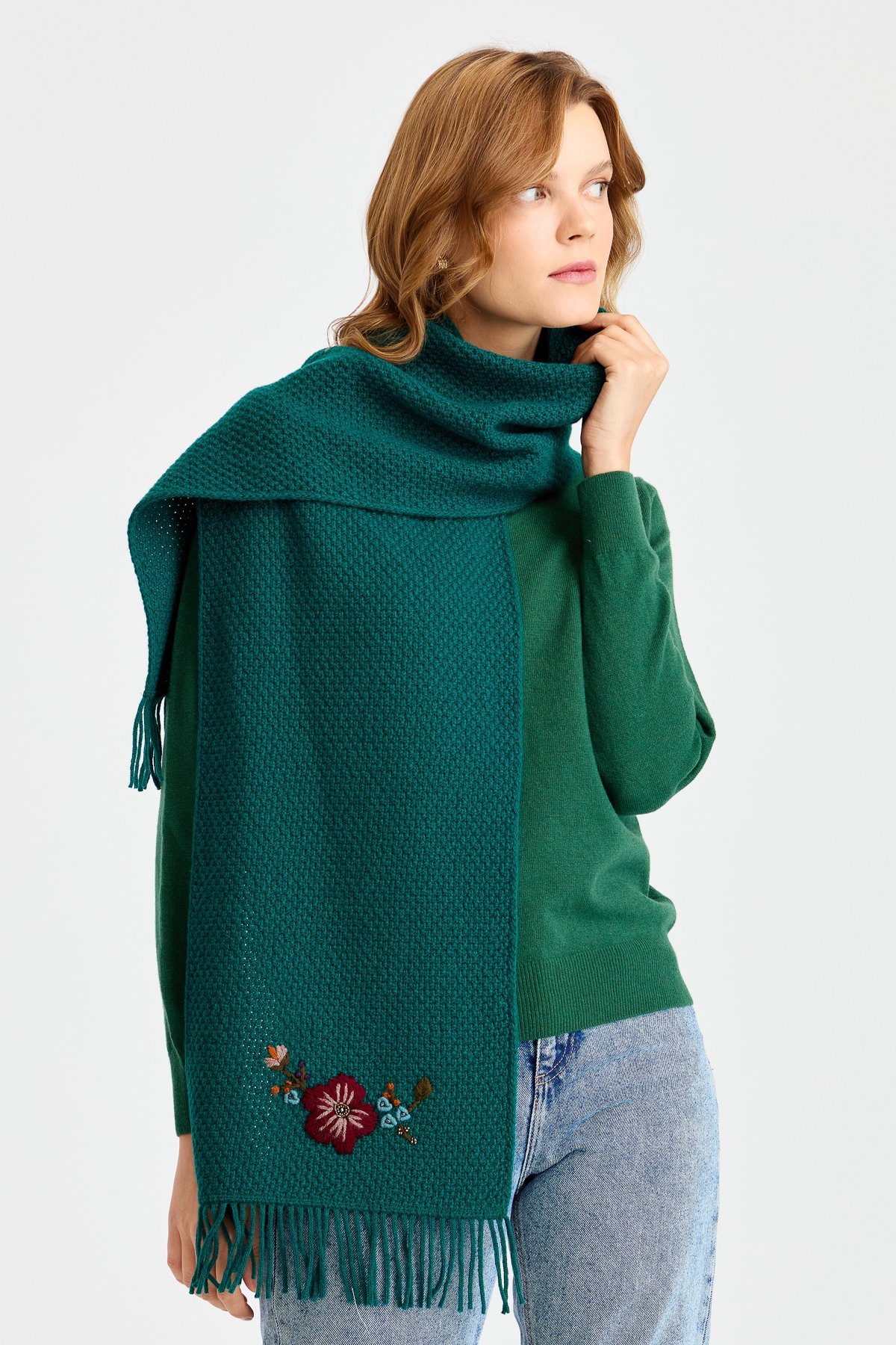22029Женский шерстяной шарф с вышивкой зеленый