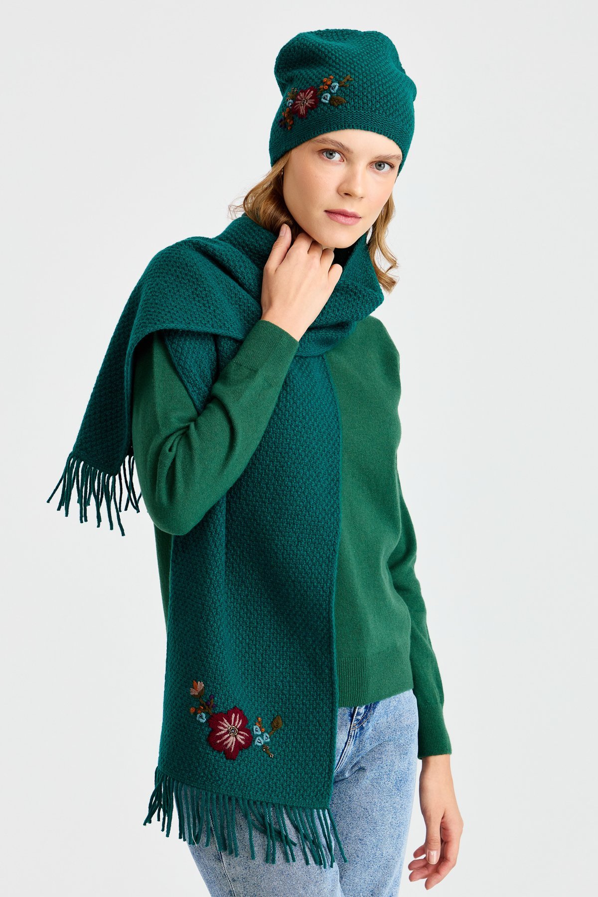 22029Женский шерстяной шарф с вышивкой зеленый