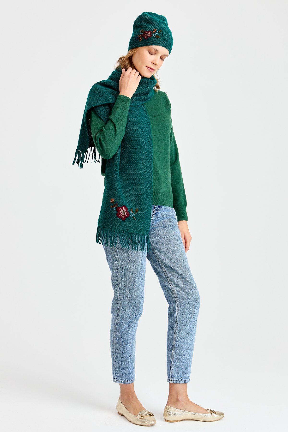 22029Женский шерстяной шарф с вышивкой зеленый