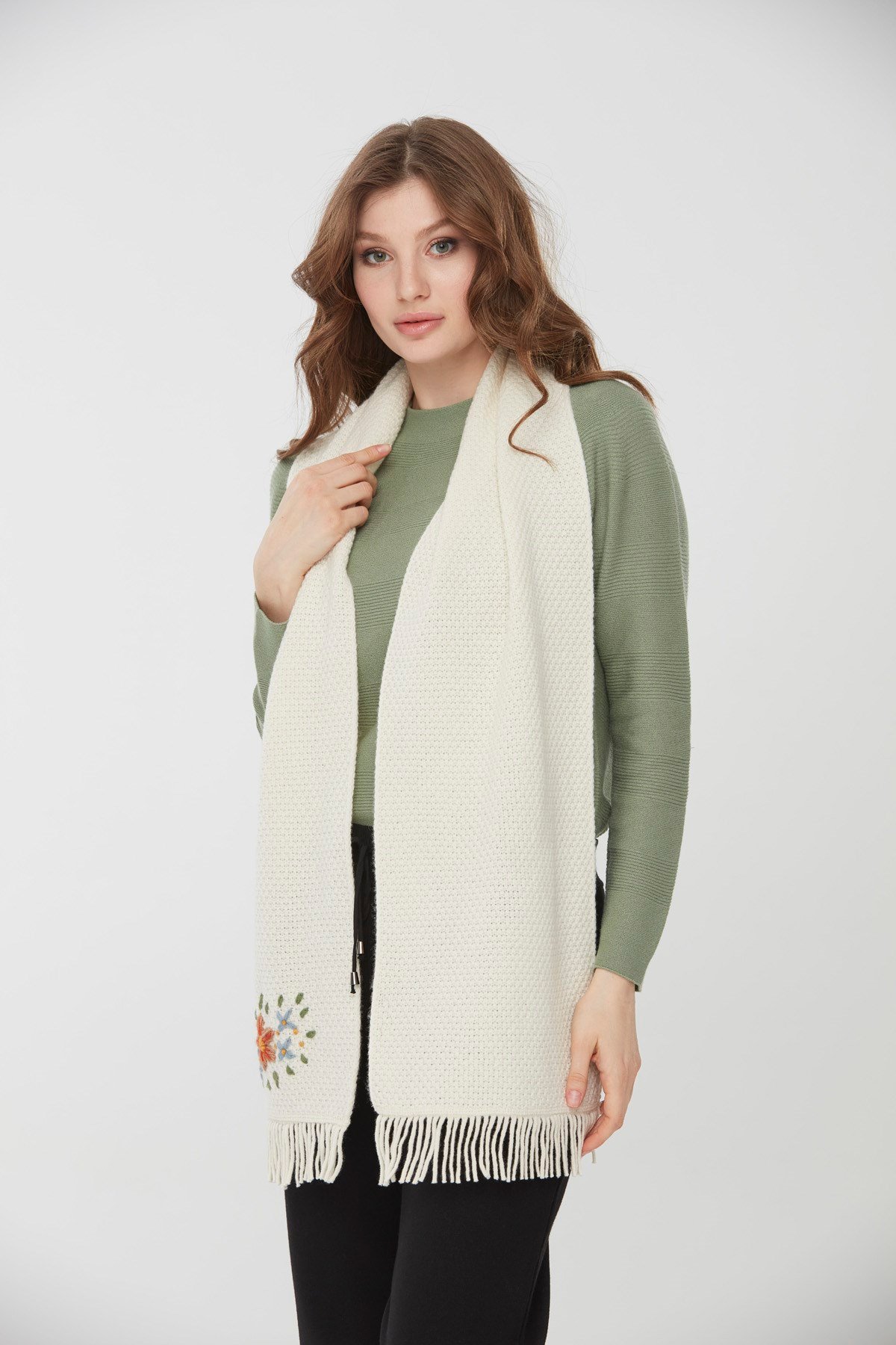 22029Kadın İşlemeli Yün Atkı Kemik