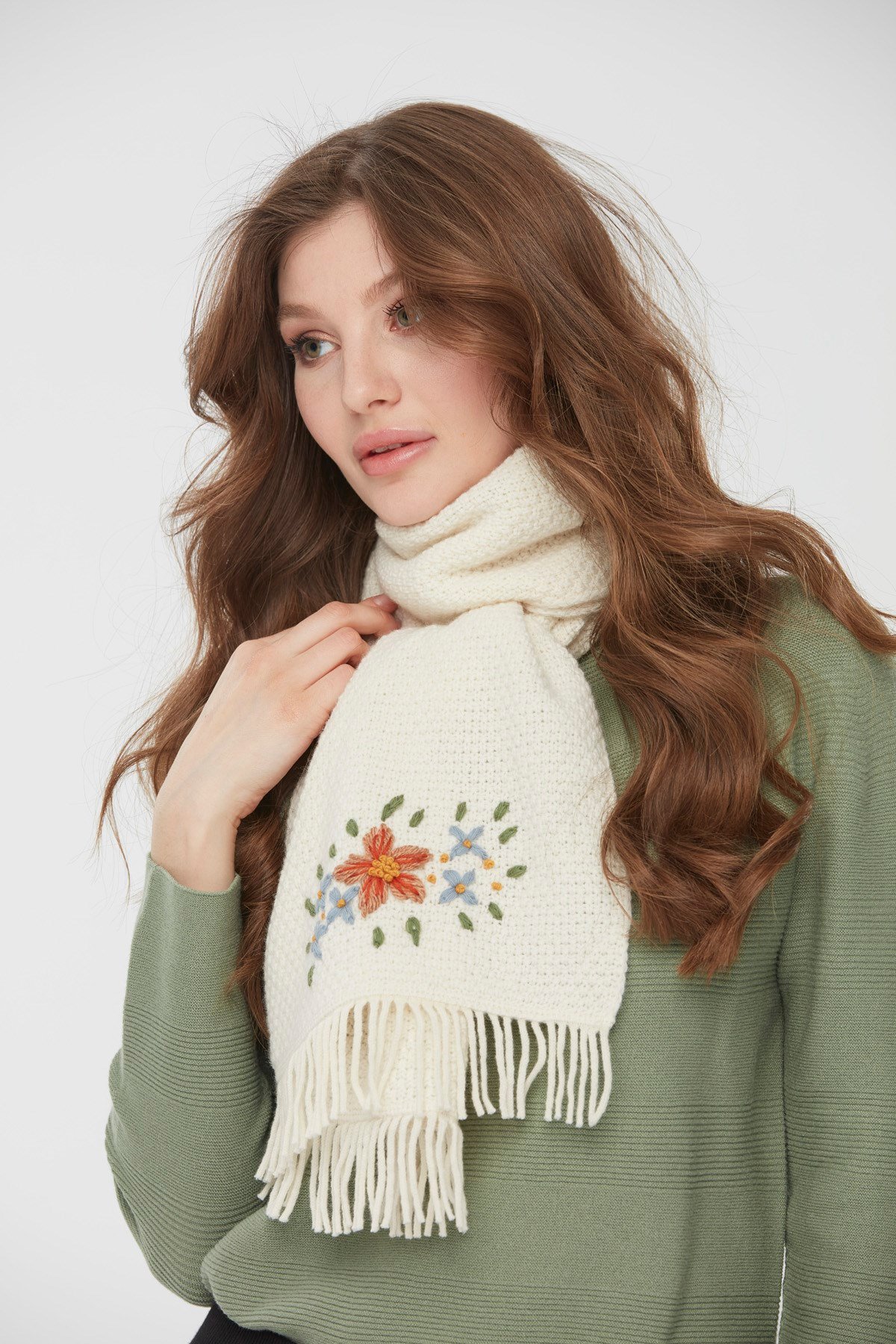 22029Kadın İşlemeli Yün Atkı Kemik