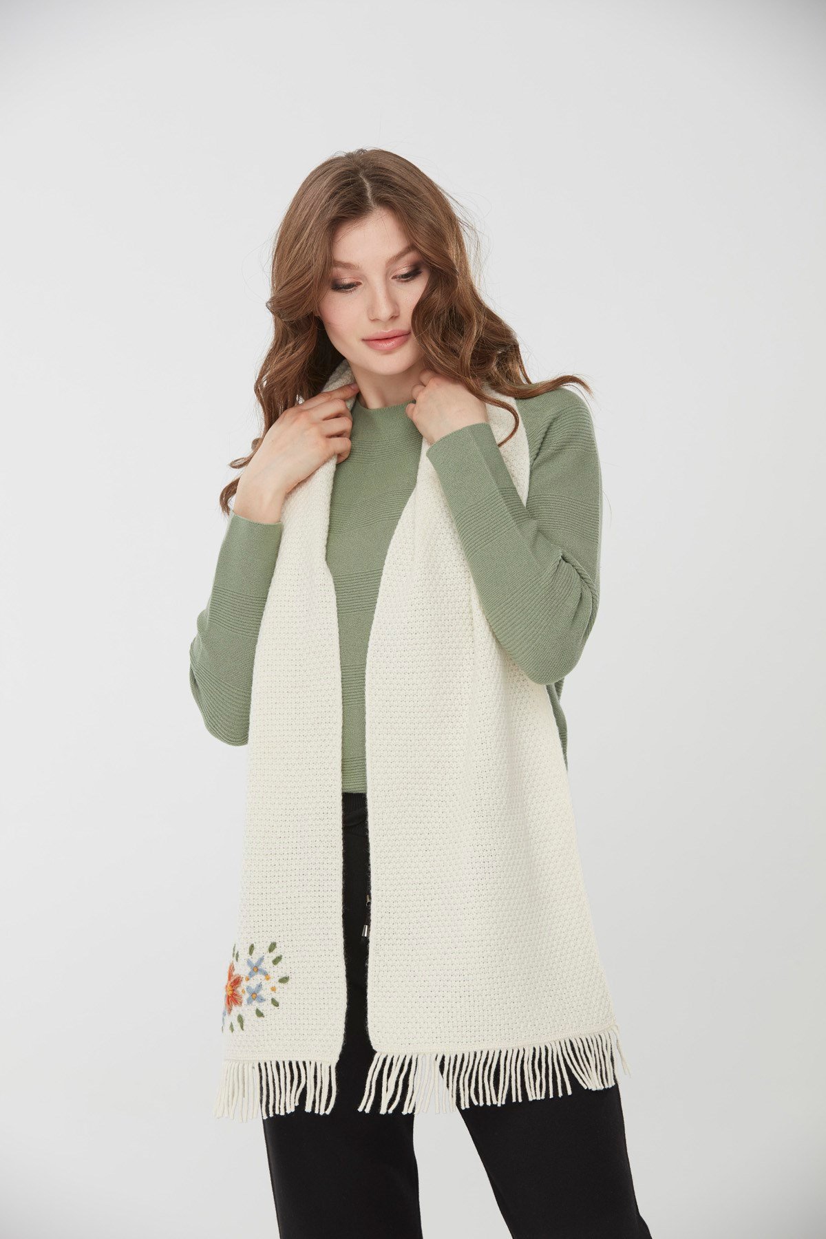 22029Kadın İşlemeli Yün Atkı Kemik