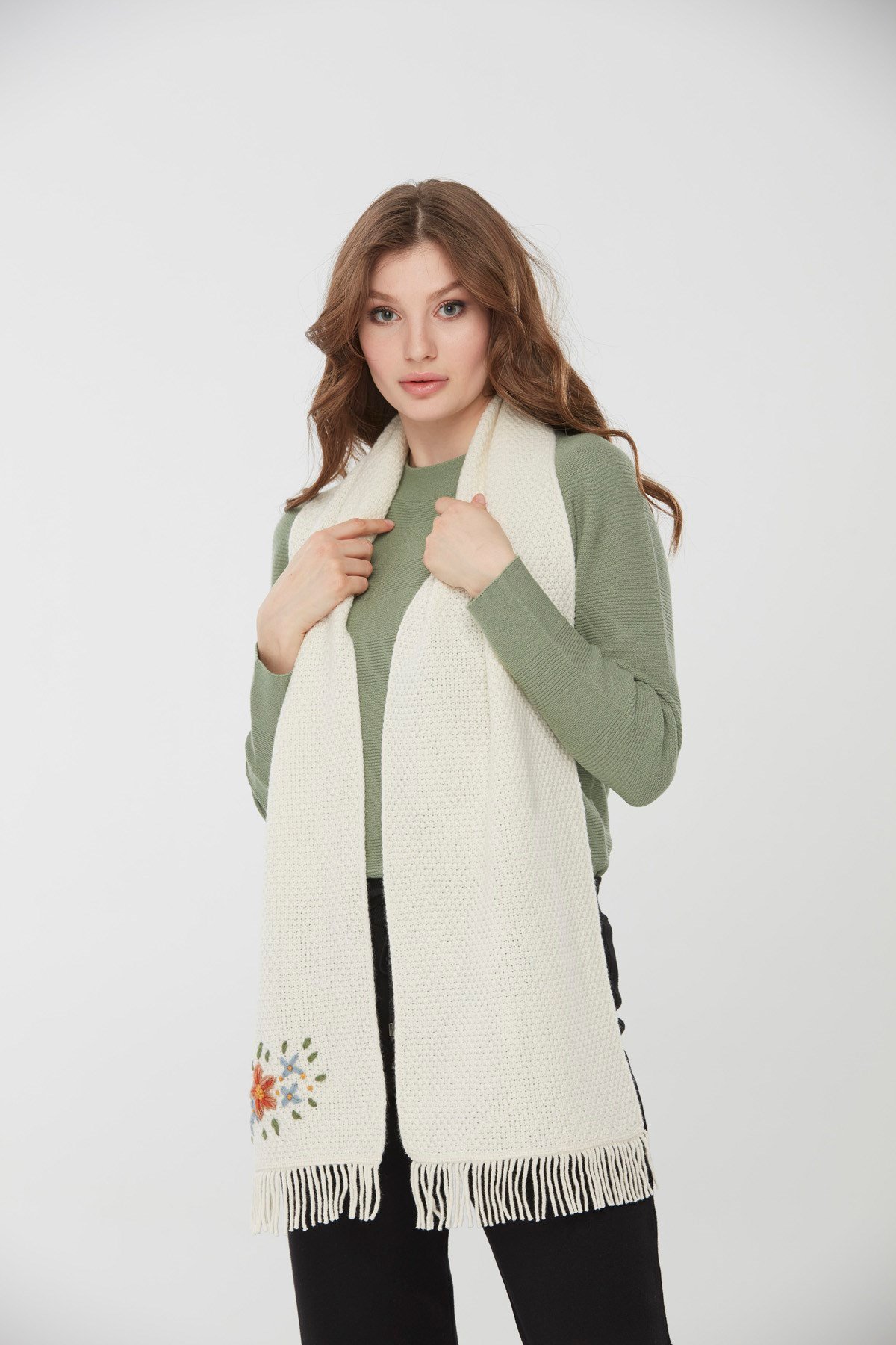 22029Kadın İşlemeli Yün Atkı Kemik