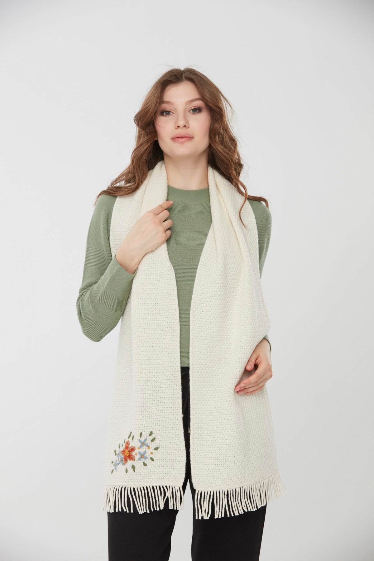 22029Kadın İşlemeli Yün Atkı Kemik