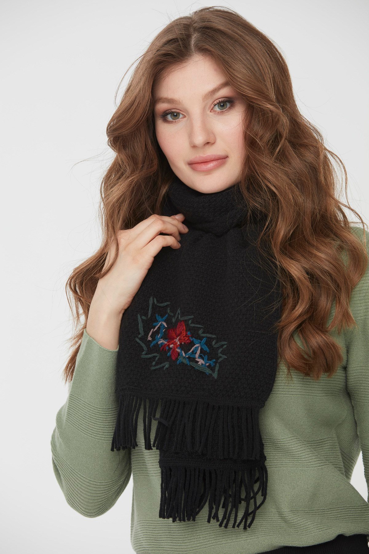 22029Kadın İşlemeli Yün Atkı Siyah