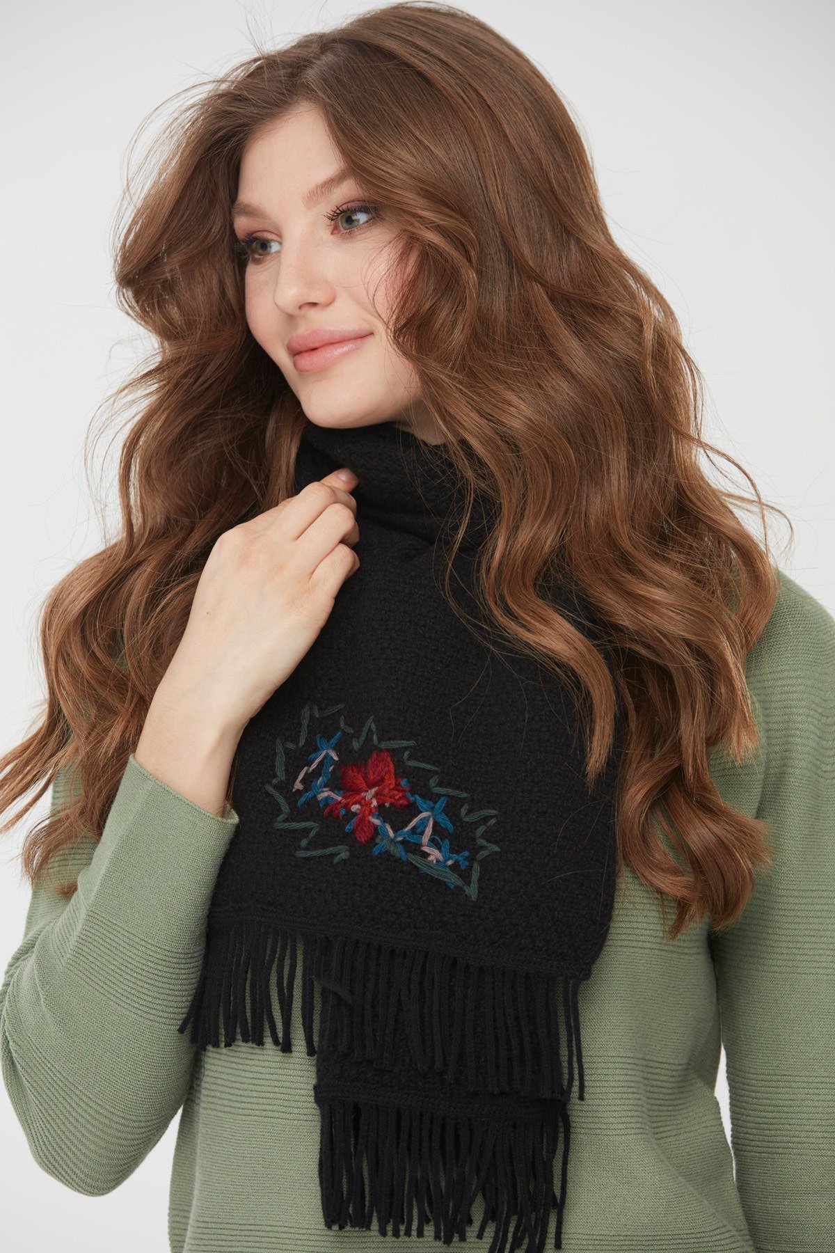 22029Kadın İşlemeli Yün Atkı Siyah