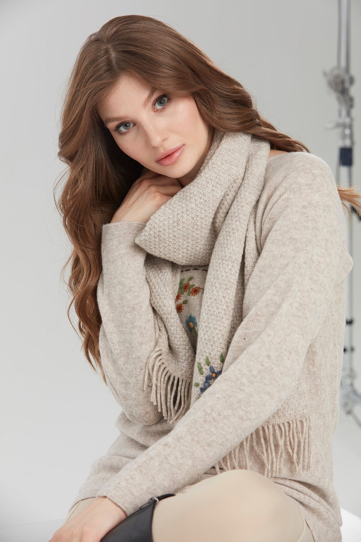 22029Kadın İşlemeli Yün Atkı V.Bej