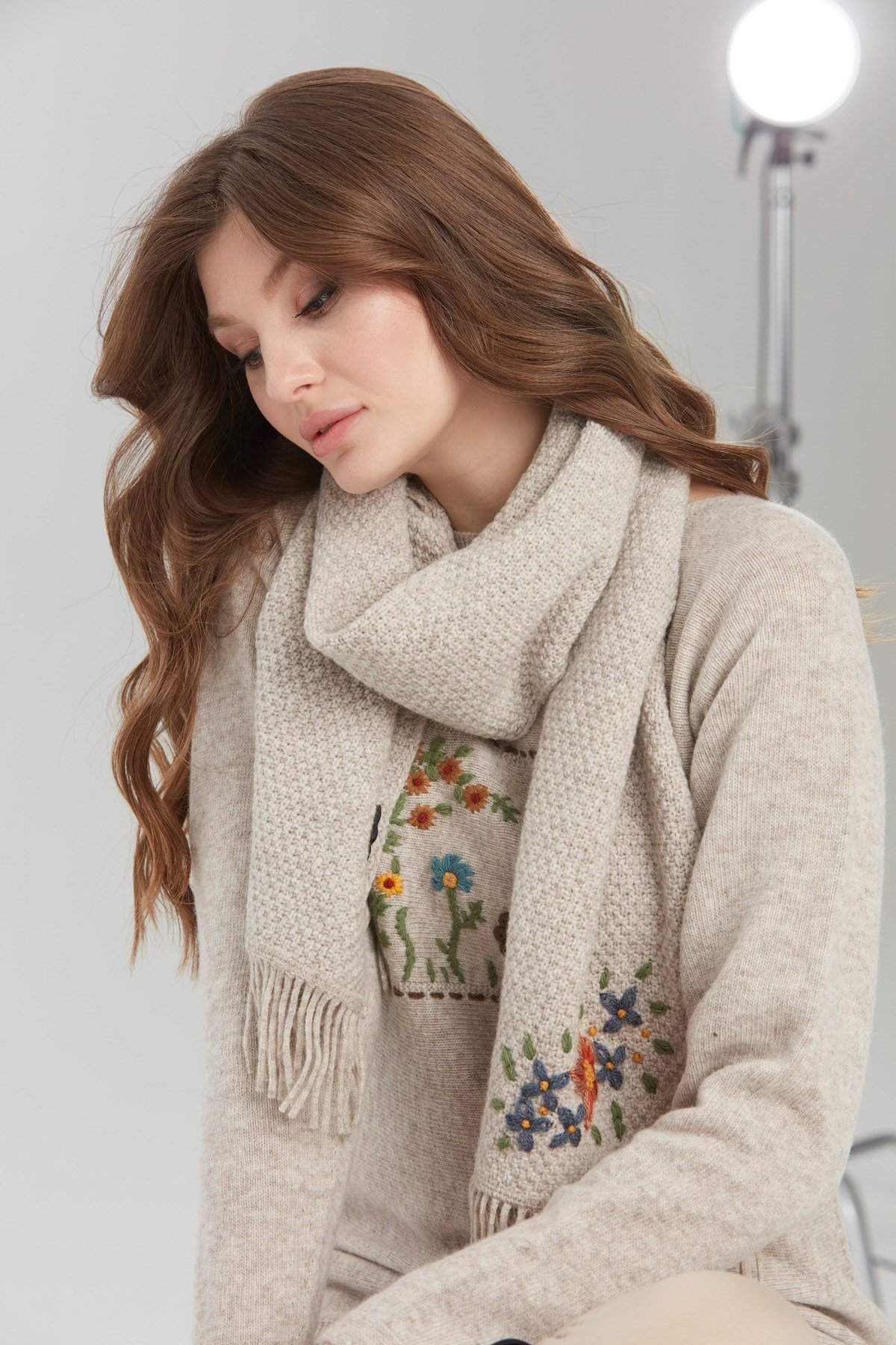 22029Kadın İşlemeli Yün Atkı V.Bej