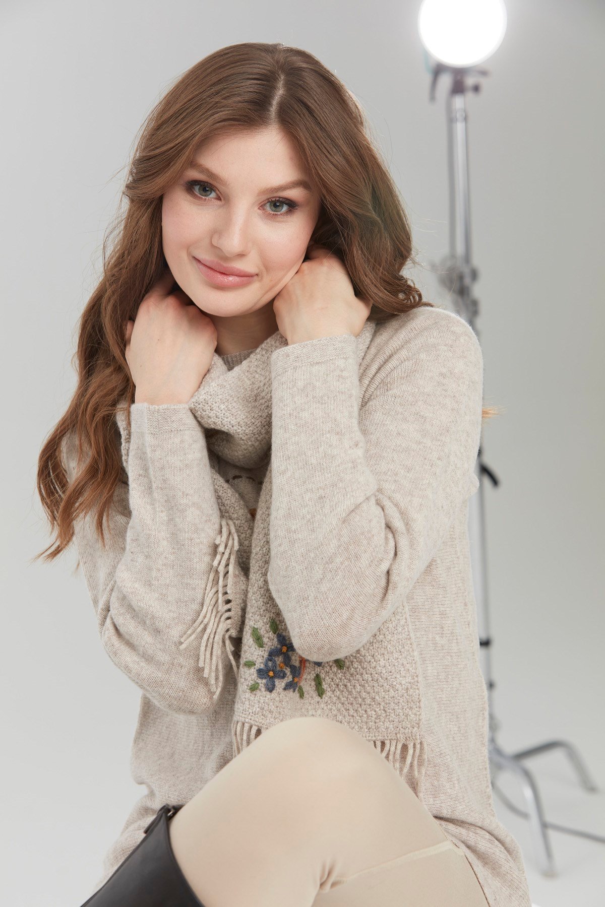 22029Kadın İşlemeli Yün Atkı V.Bej