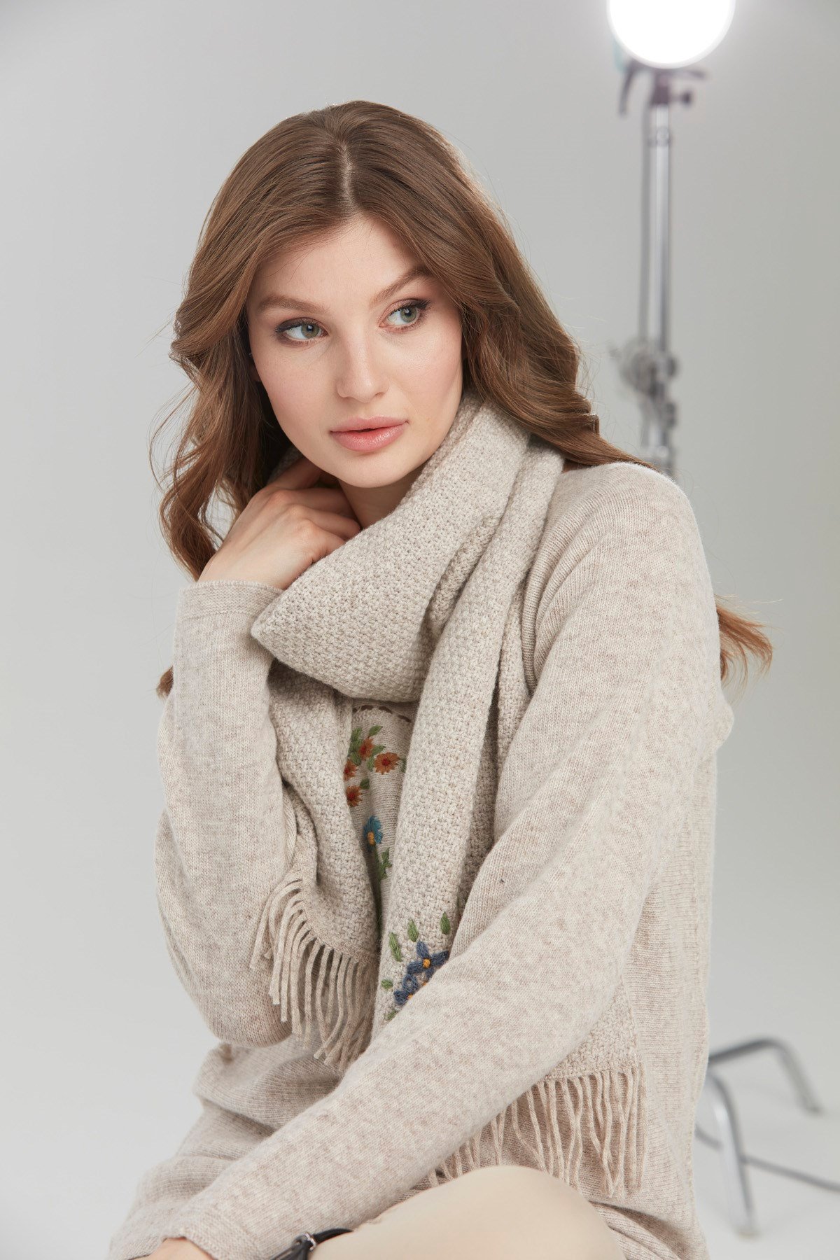 22029Kadın İşlemeli Yün Atkı V.Bej