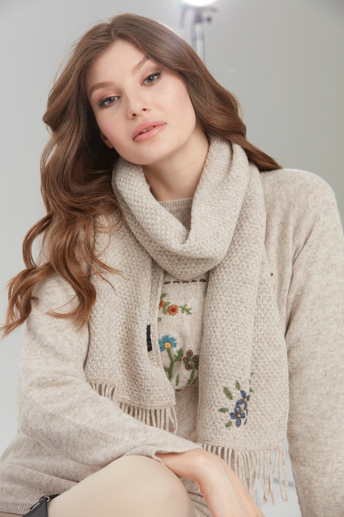 22029Kadın İşlemeli Yün Atkı V.Bej