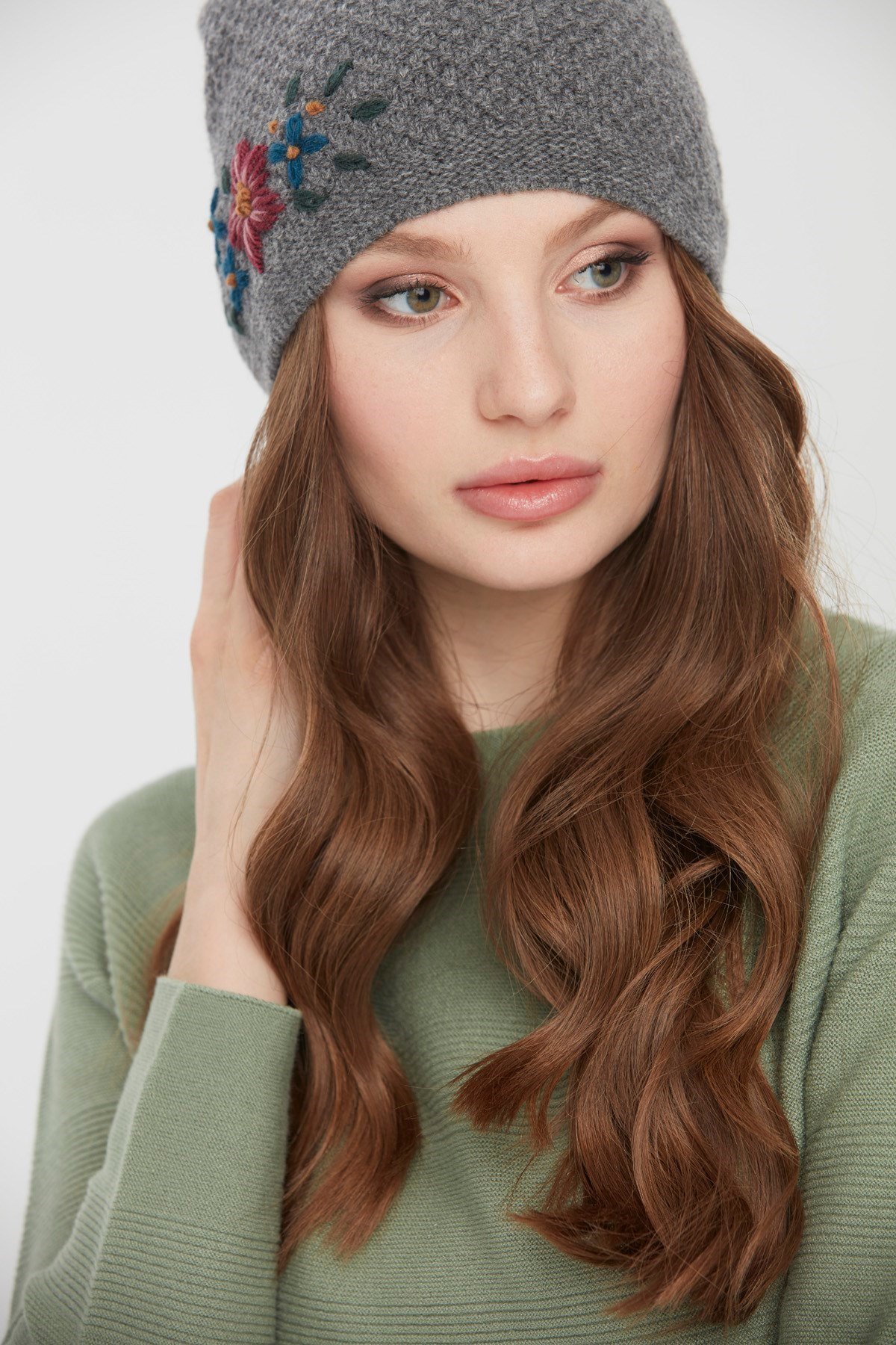 22028Kadın İşlemeli Yün Bere Füme