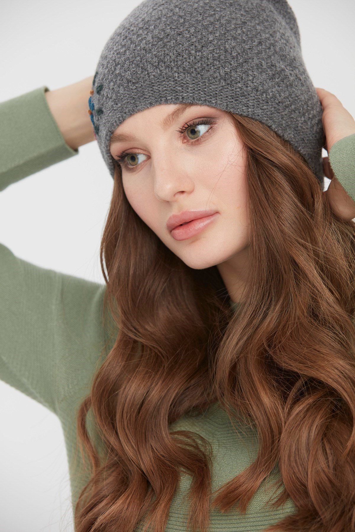 22028Kadın İşlemeli Yün Bere Füme