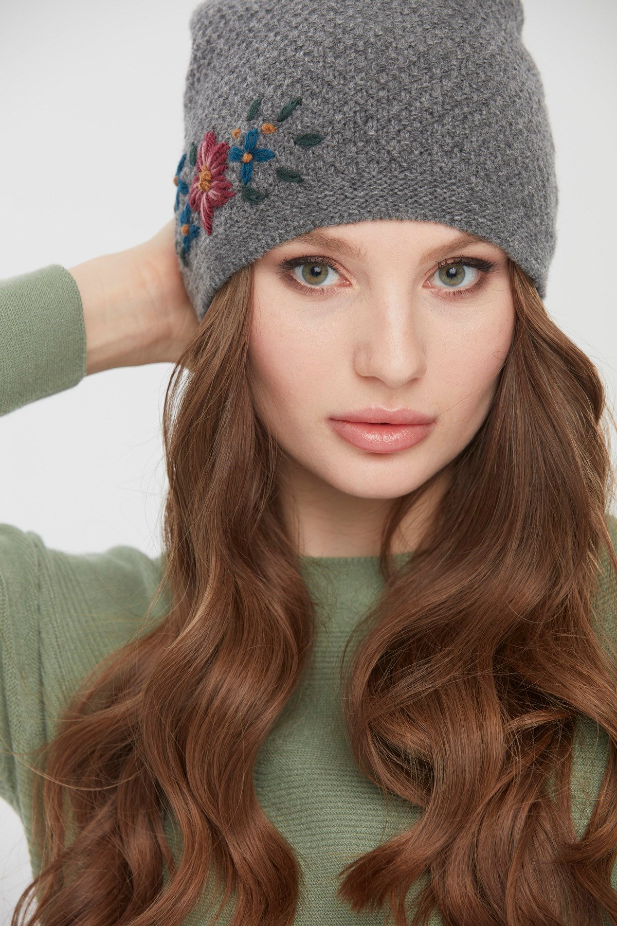 22028Kadın İşlemeli Yün Bere Füme