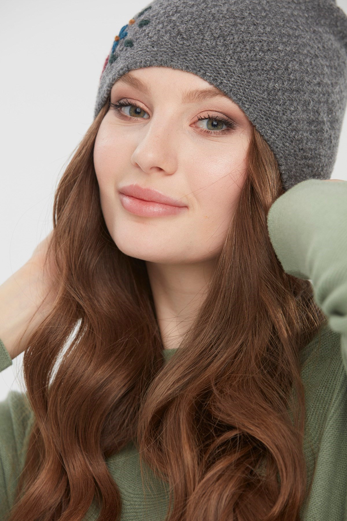 22028Kadın İşlemeli Yün Bere Füme