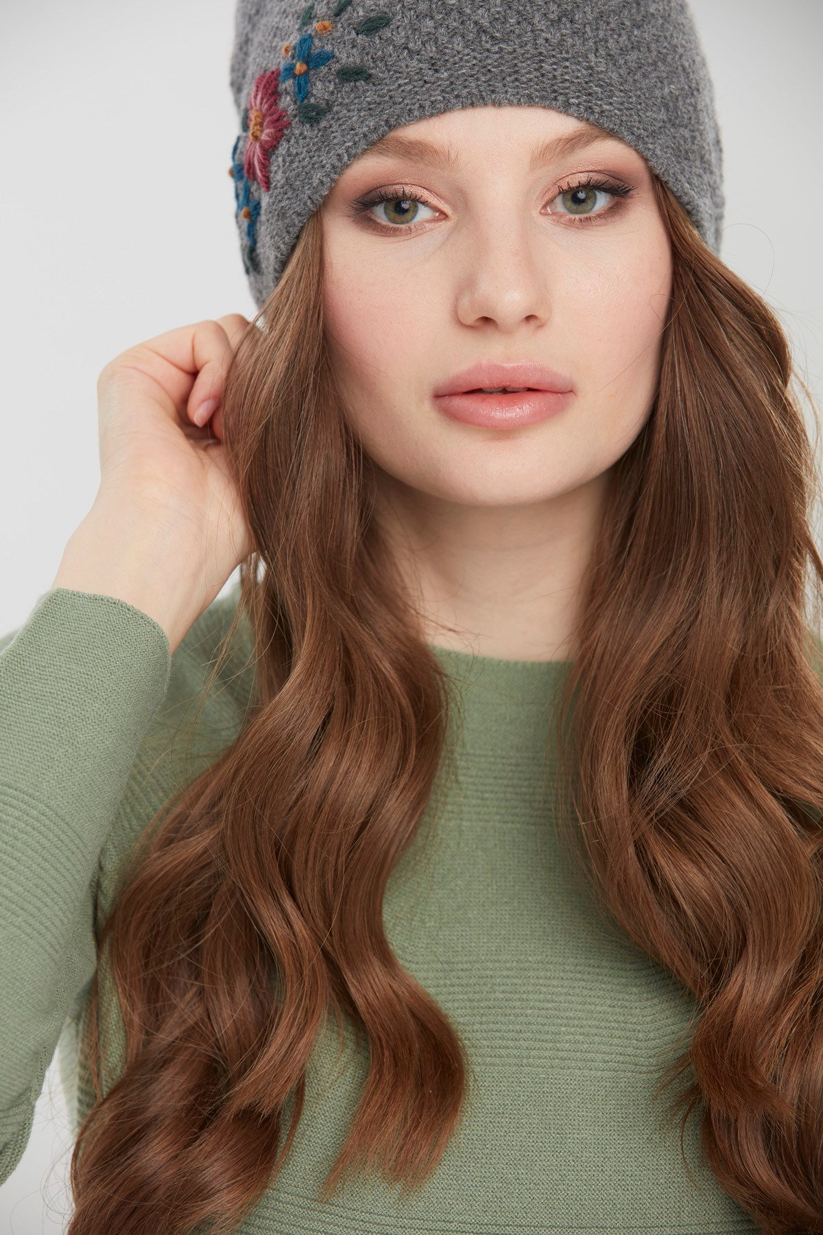 22028Kadın İşlemeli Yün Bere Füme