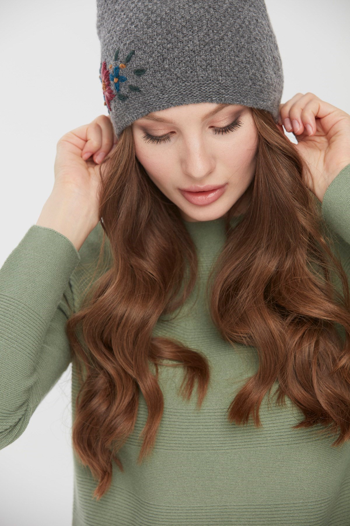 22028Kadın İşlemeli Yün Bere Füme