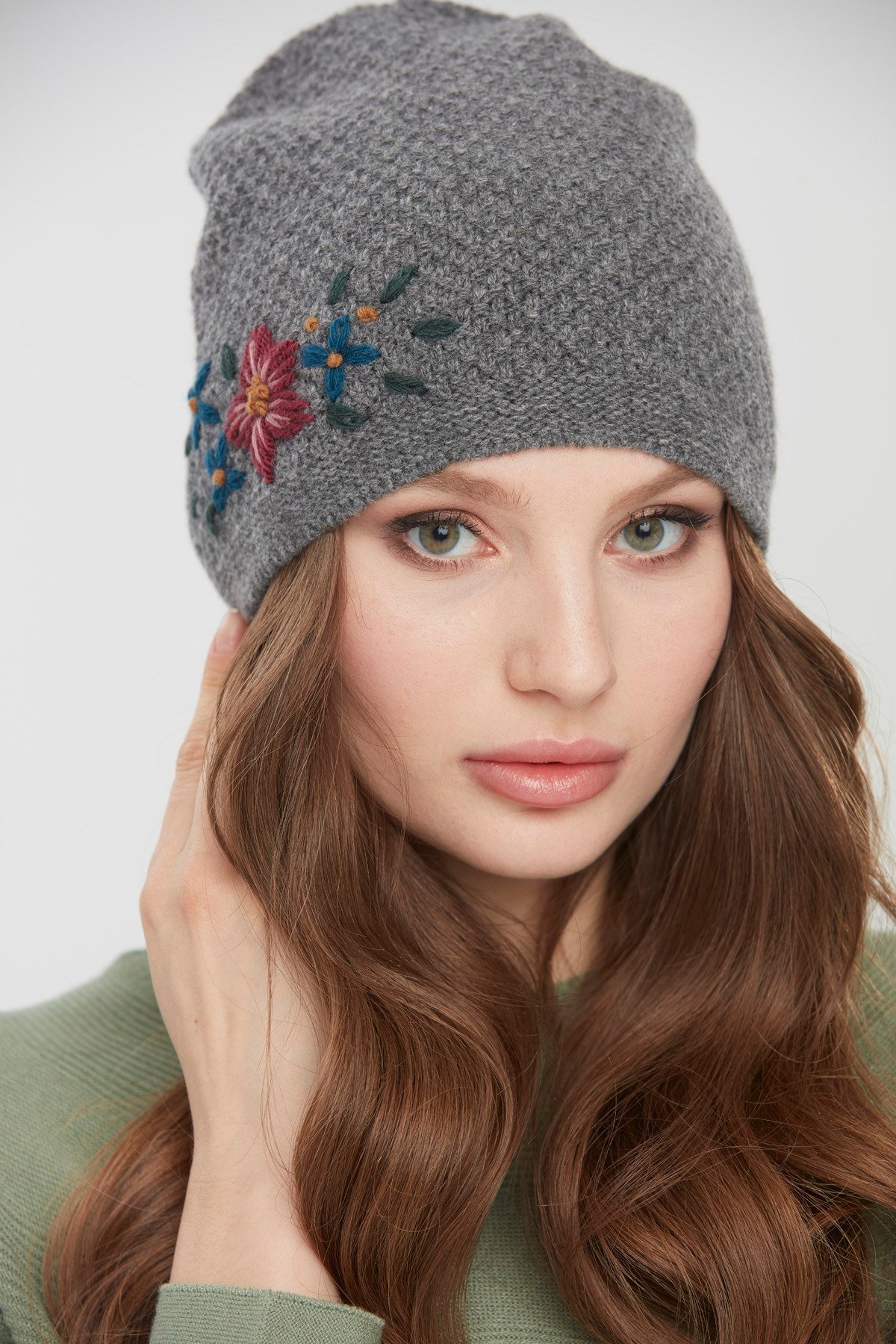 22028Kadın İşlemeli Yün Bere Füme