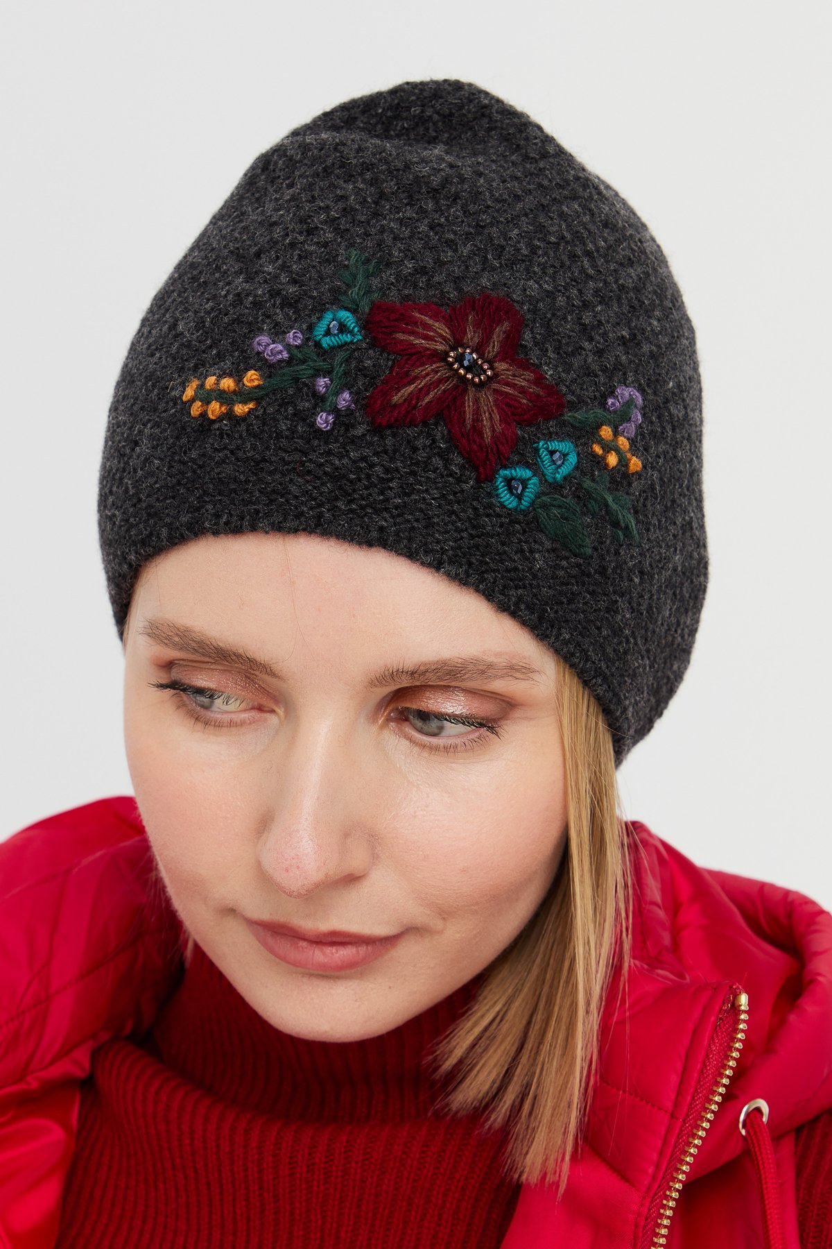 22028Kadın İşlemeli Yün Bere K.Füme