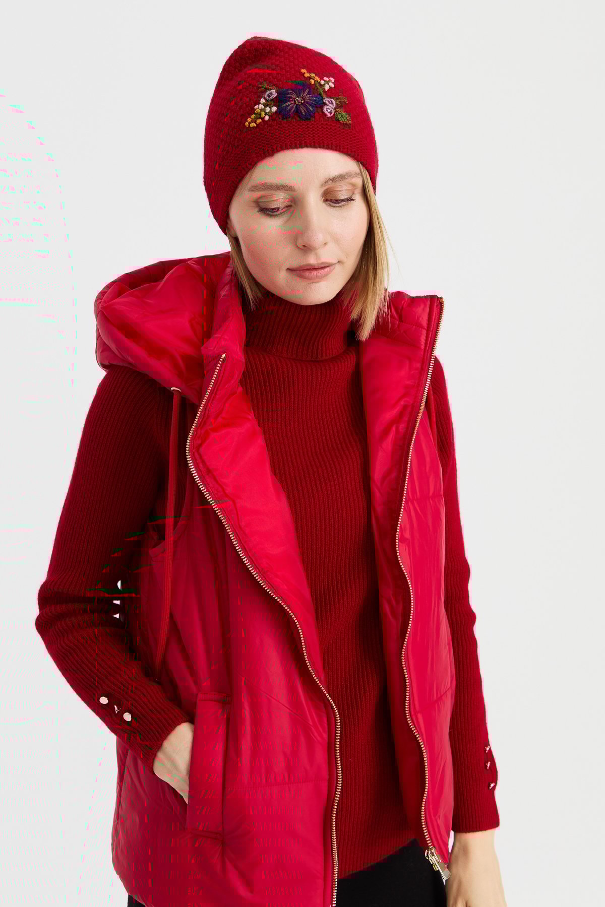 22028Kadın İşlemeli Yün Bere K.Kırmızı