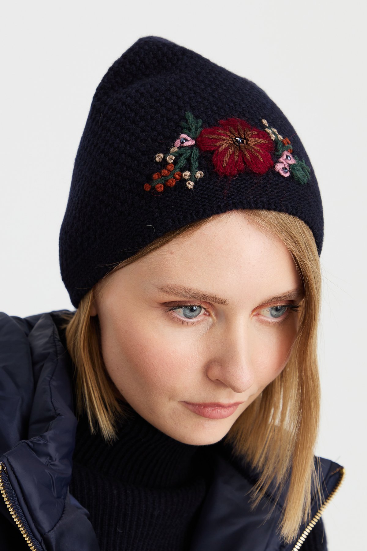 22028Kadın İşlemeli Yün Bere K.Lacivert