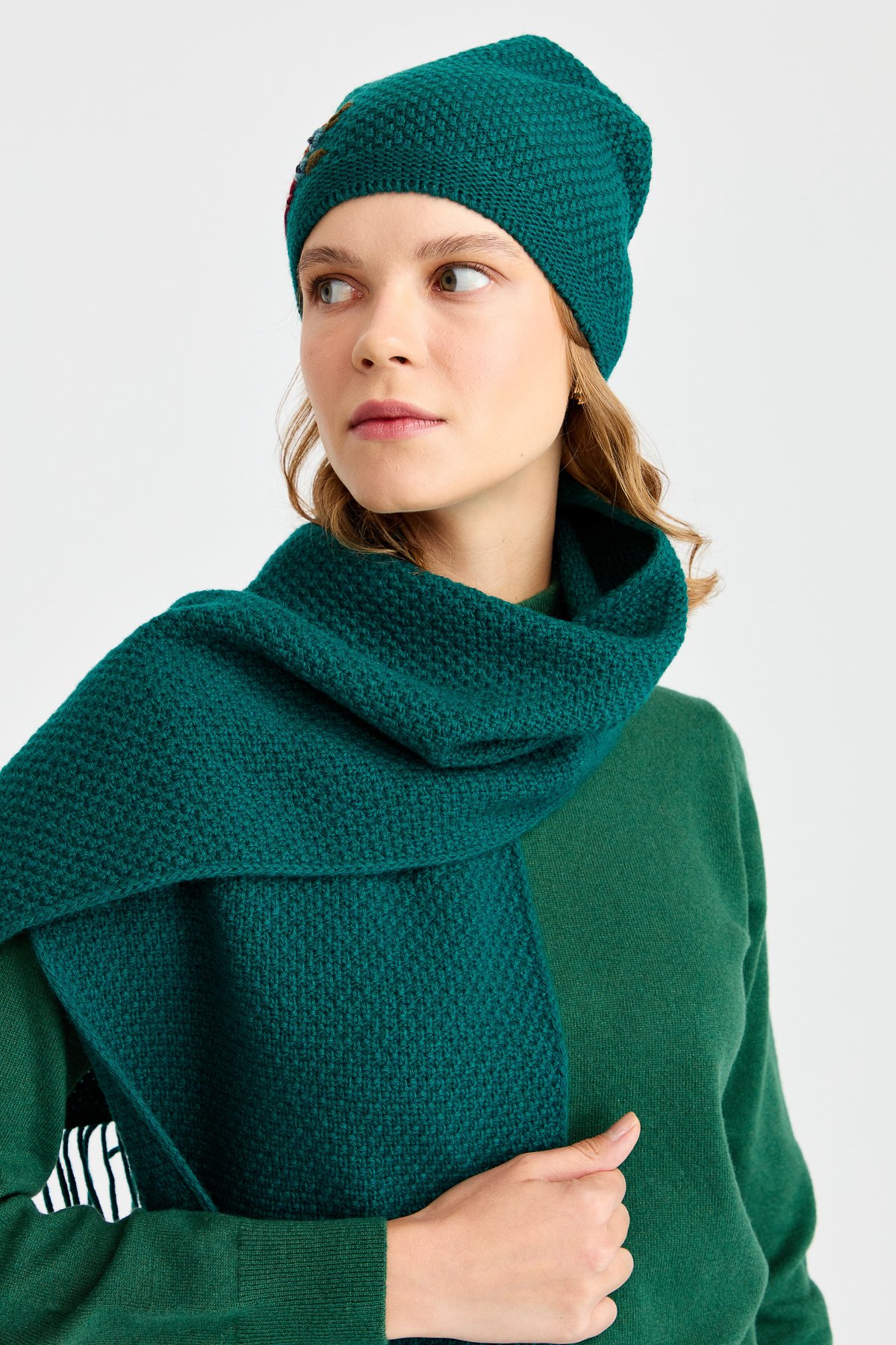 22028Женская шерстяная шапка с вышивкой зеленый