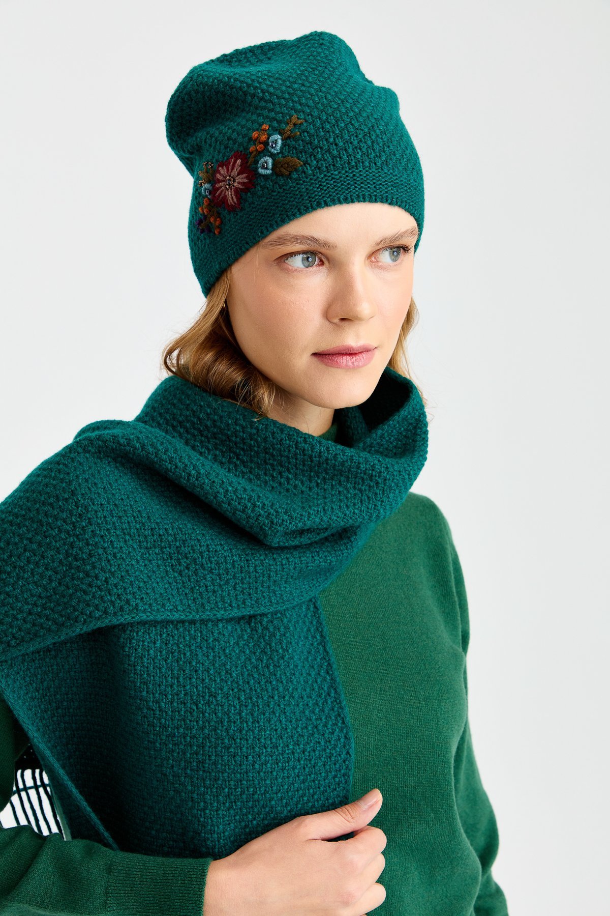22028Женская шерстяная шапка с вышивкой зеленый