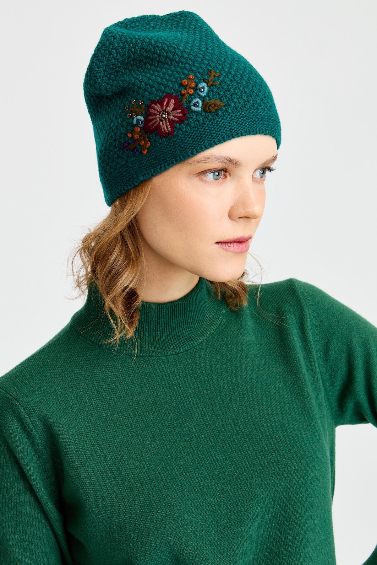 22028Женская шерстяная шапка с вышивкой зеленый