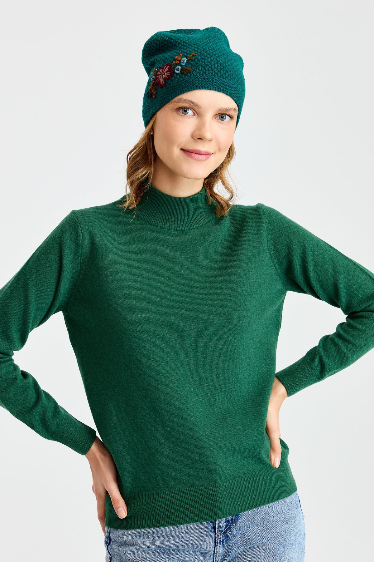 22028Женская шерстяная шапка с вышивкой зеленый