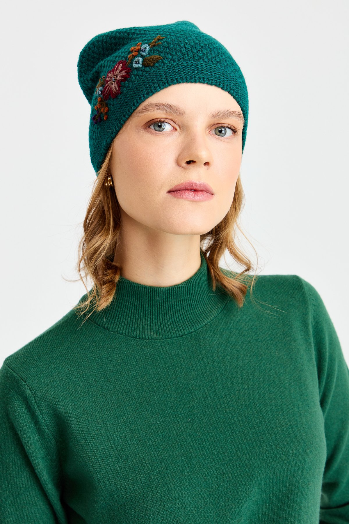 22028Женская шерстяная шапка с вышивкой зеленый