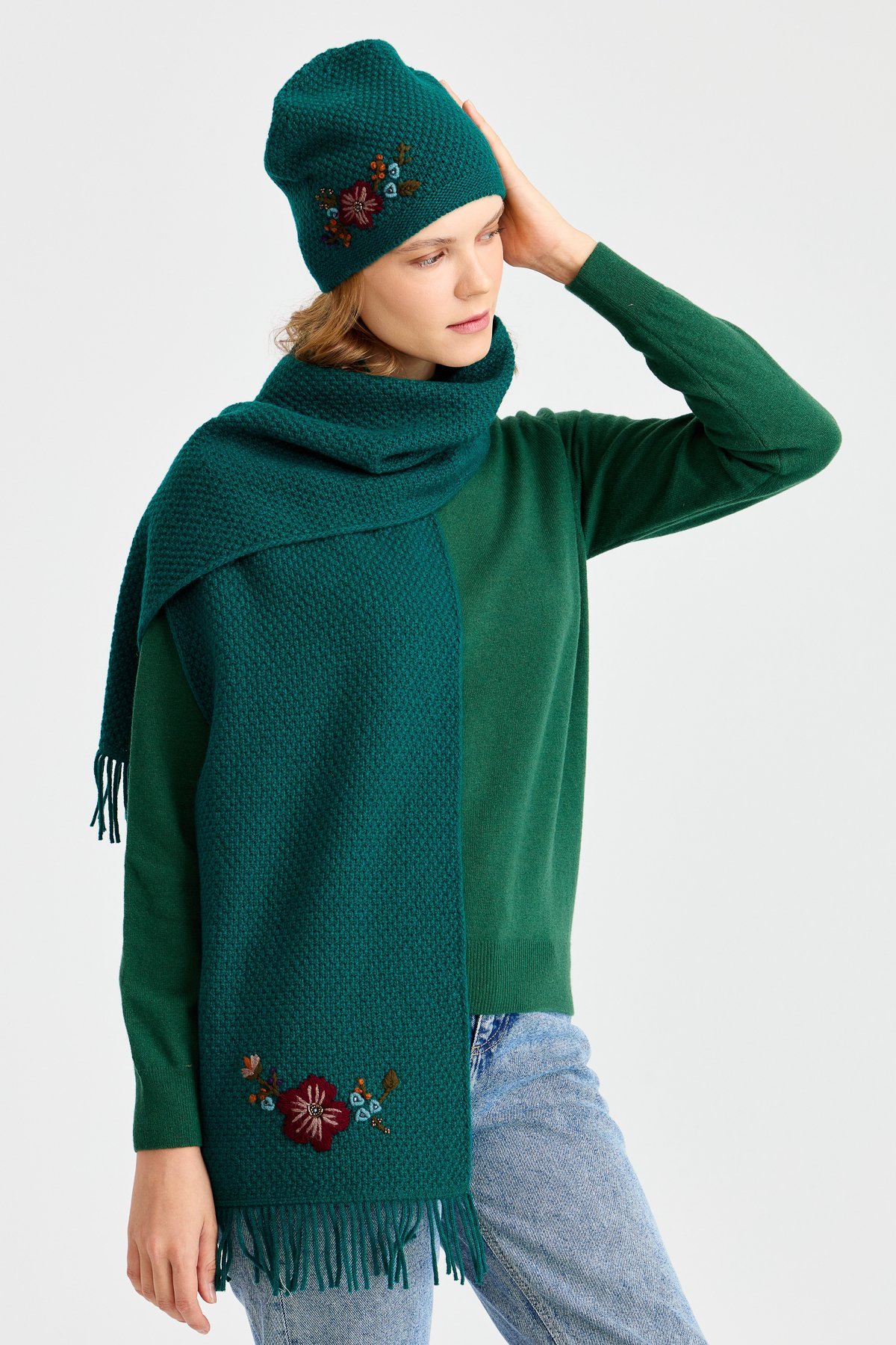 22028Женская шерстяная шапка с вышивкой зеленый
